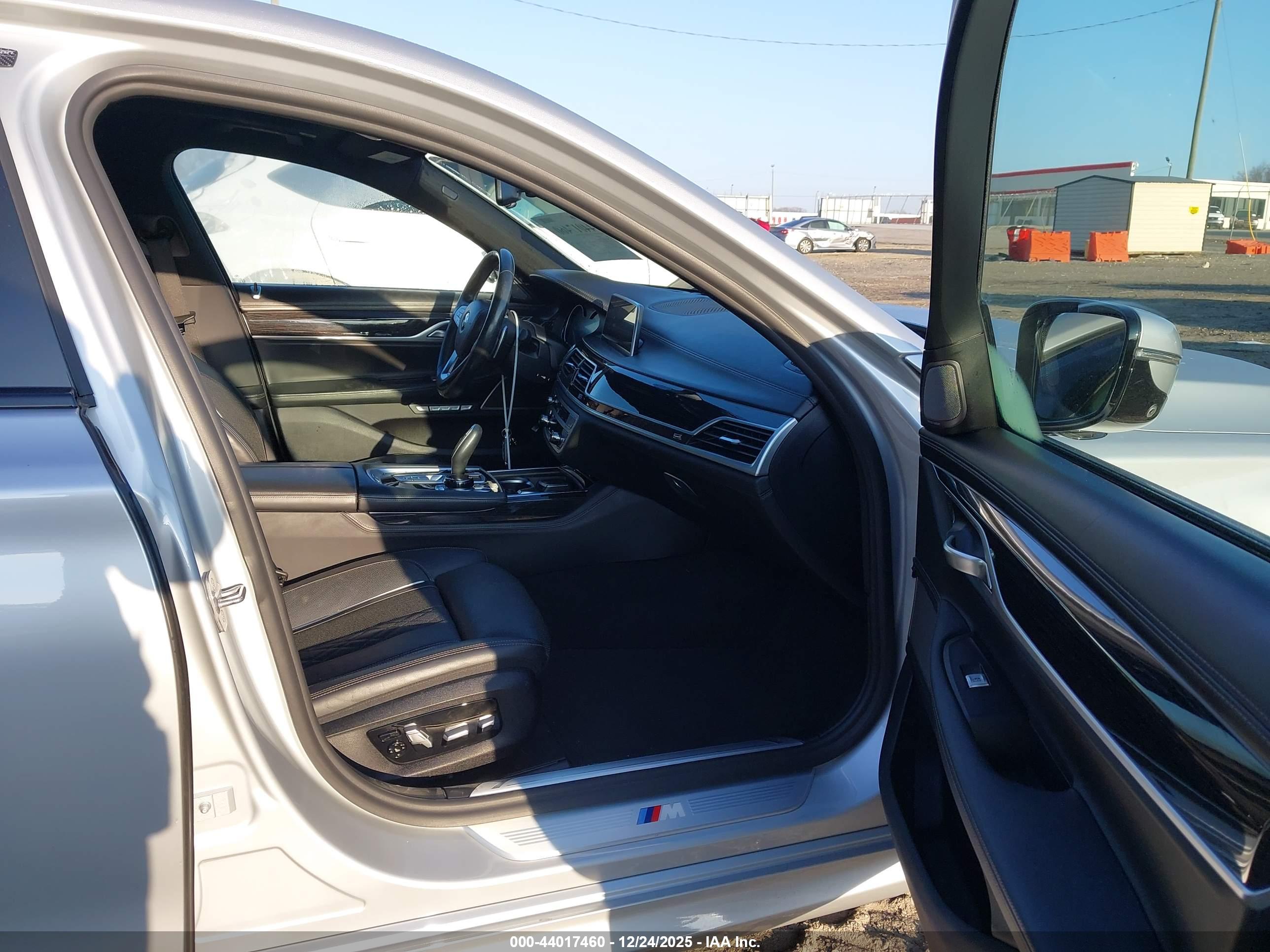 BMW 750I image 5