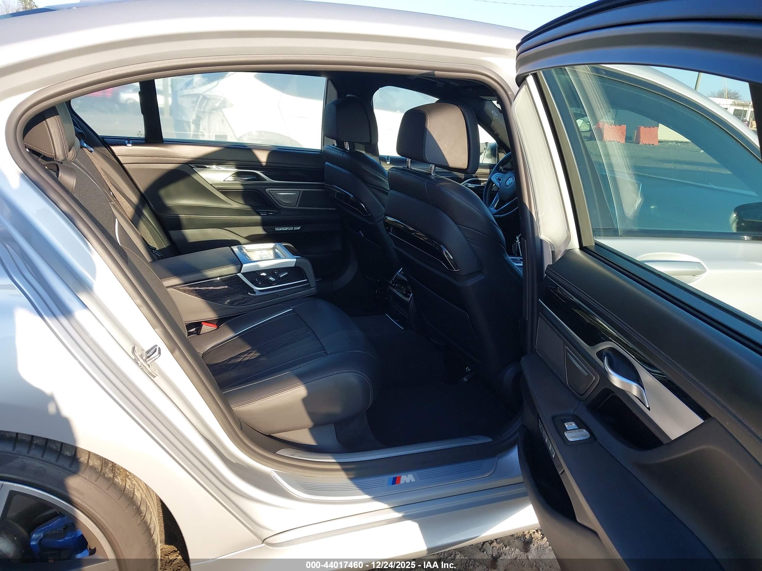 BMW 750I image 8