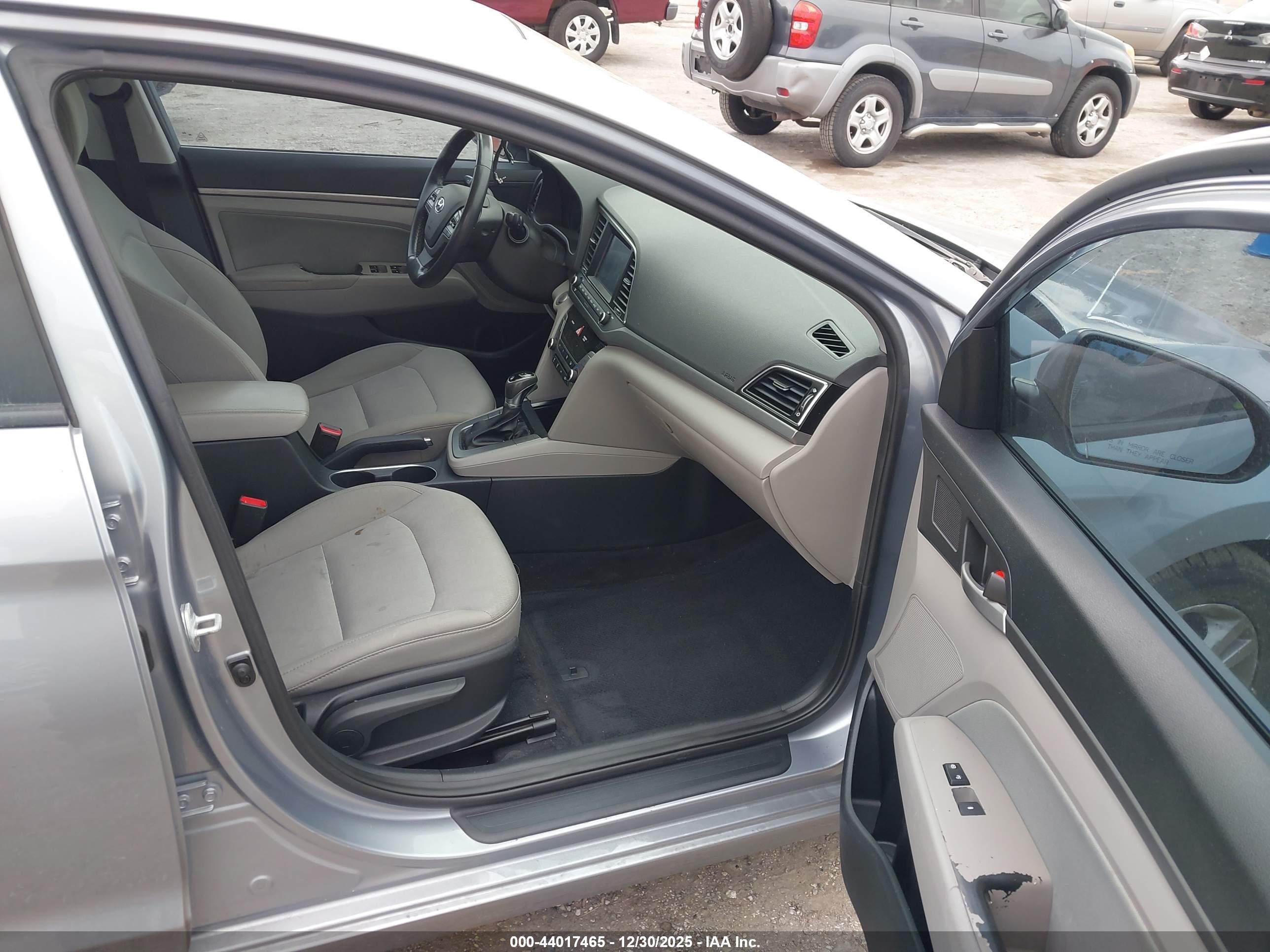 HYUNDAI ELANTRA image 5
