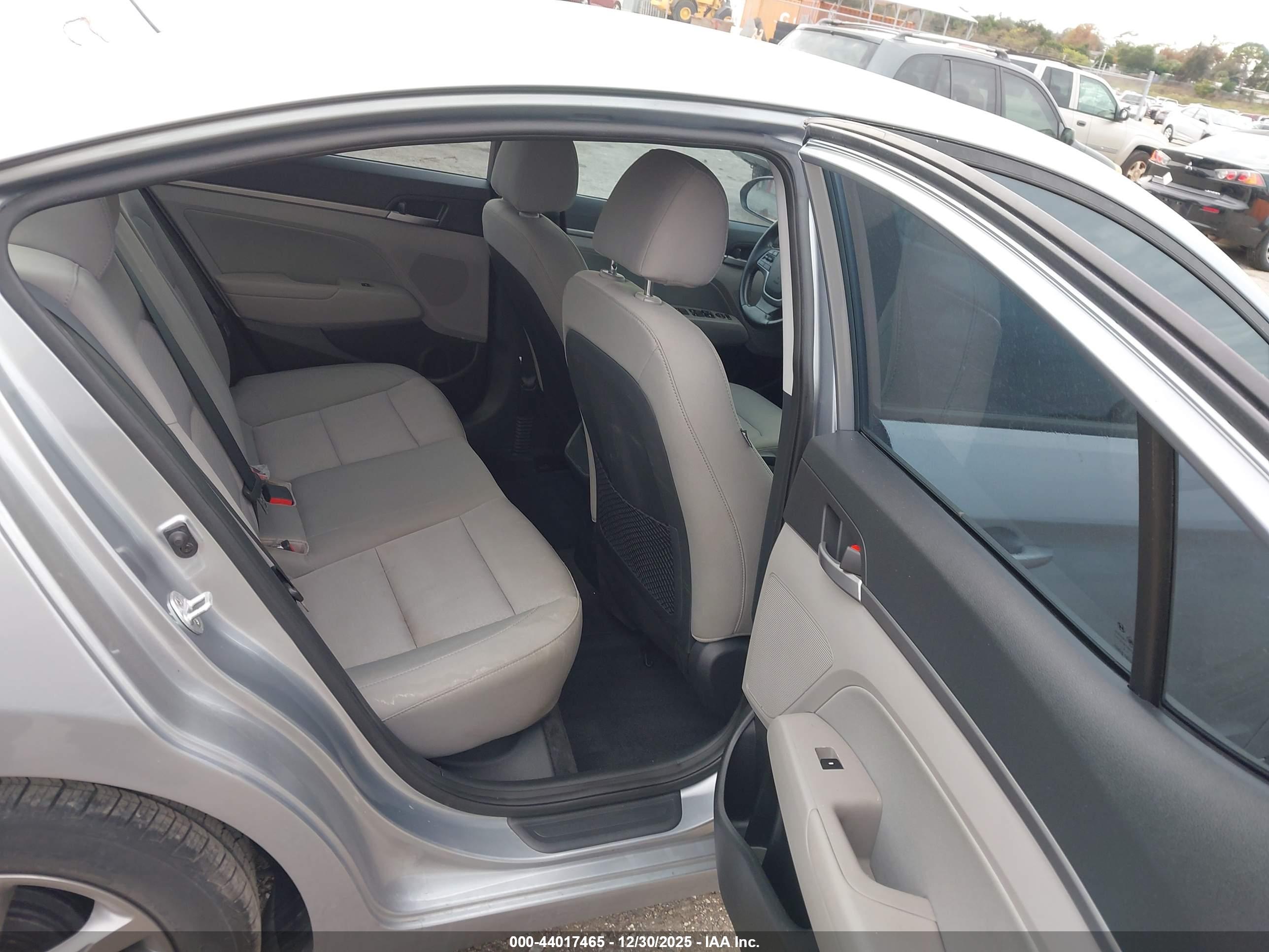 HYUNDAI ELANTRA image 8