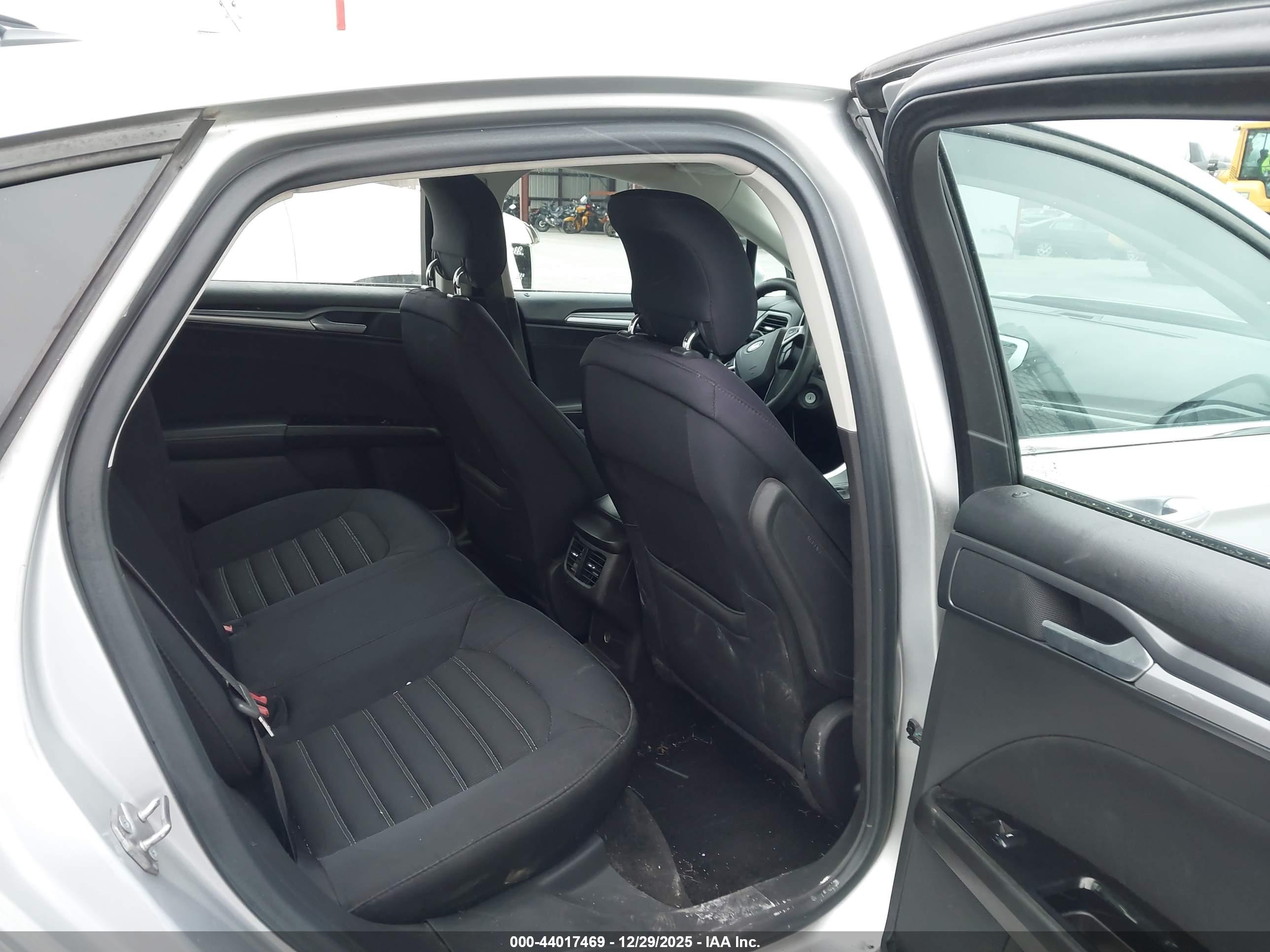 FORD FUSION image 8