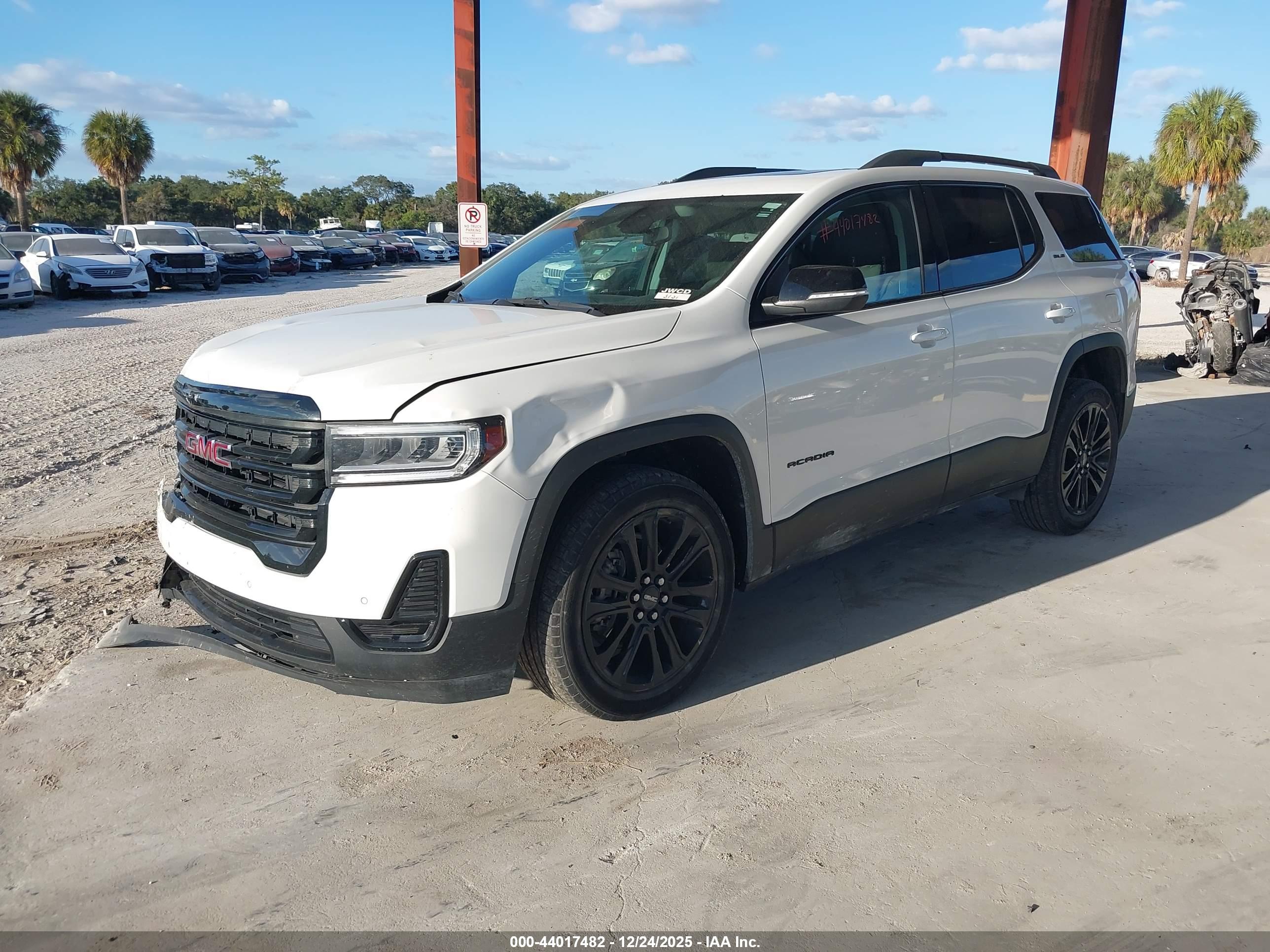 GMC ACADIA image 2