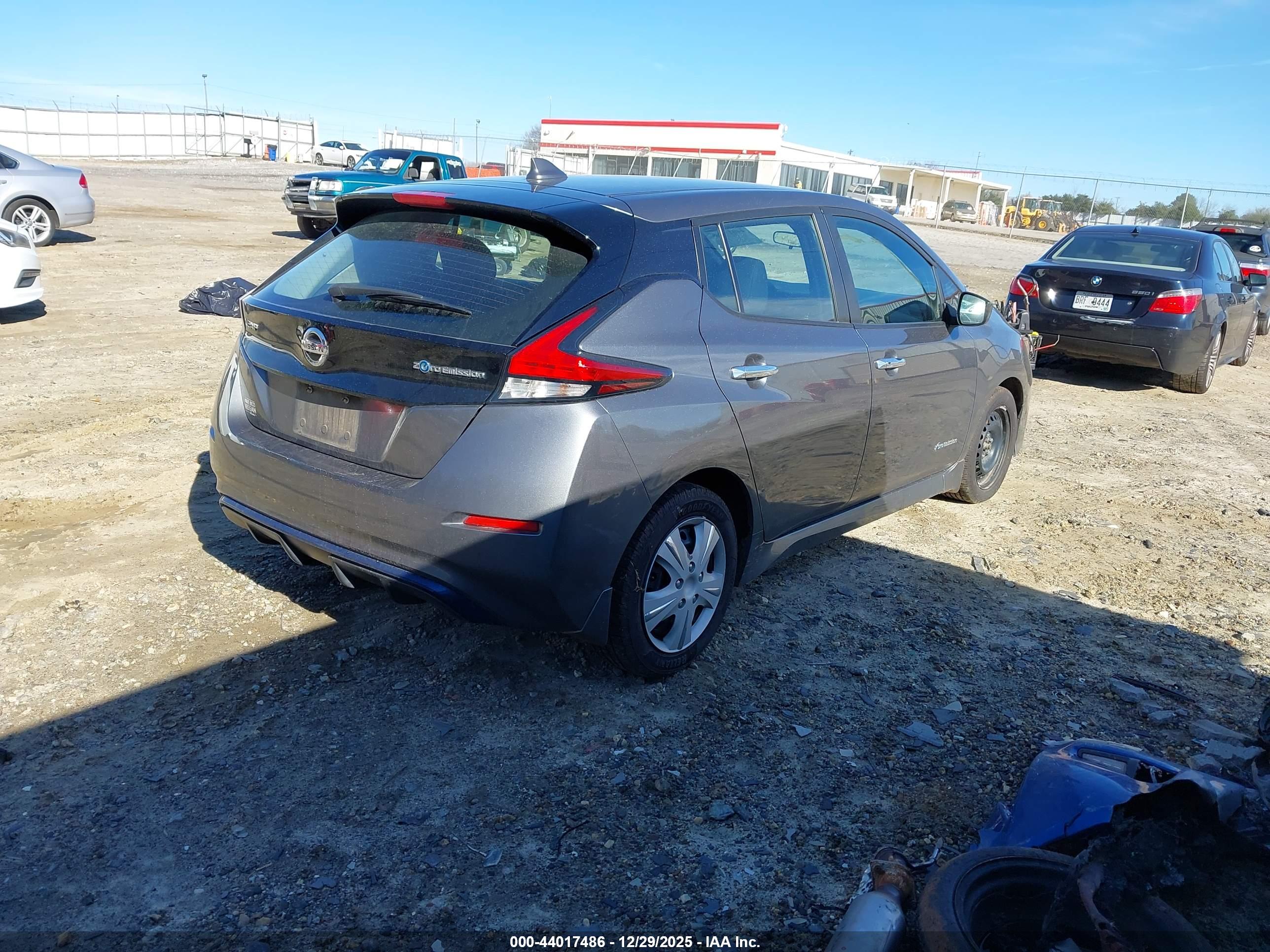 NISSAN LEAF image 4
