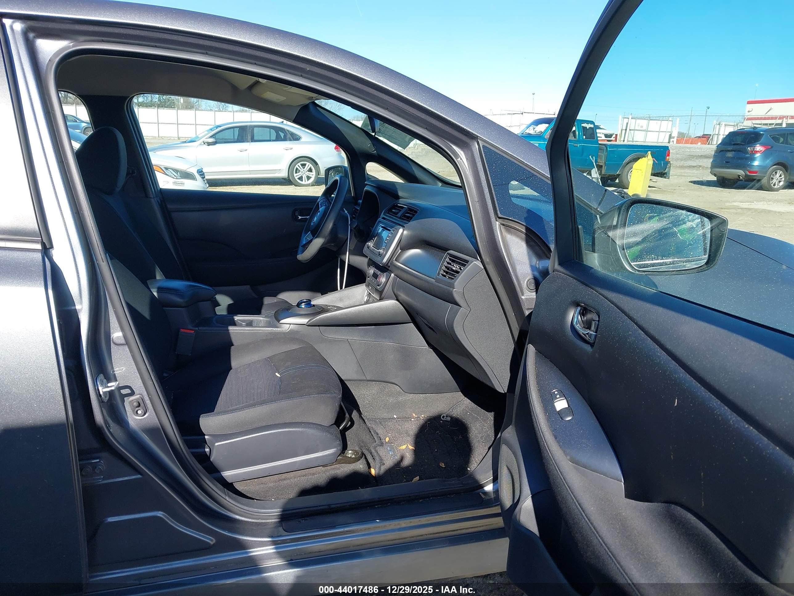 NISSAN LEAF image 5