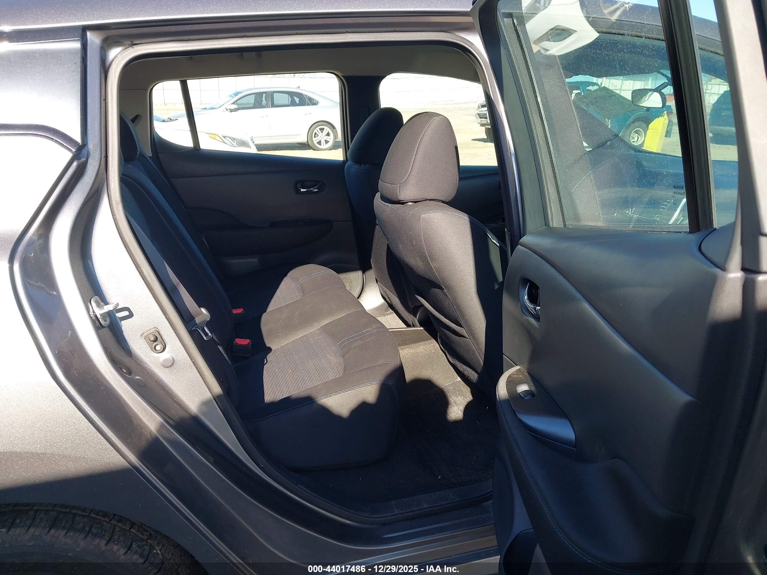 NISSAN LEAF image 8