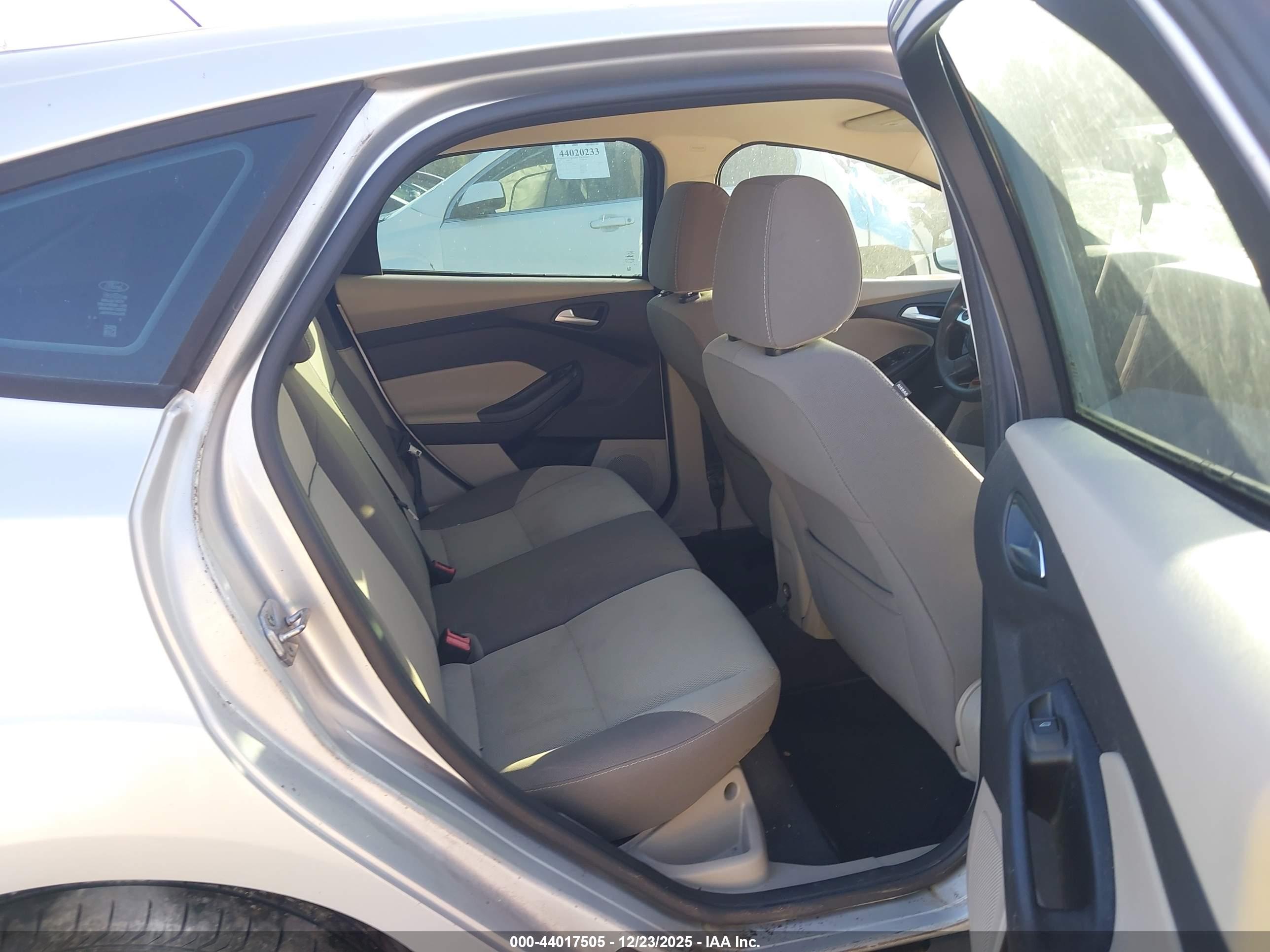 FORD FOCUS image 8