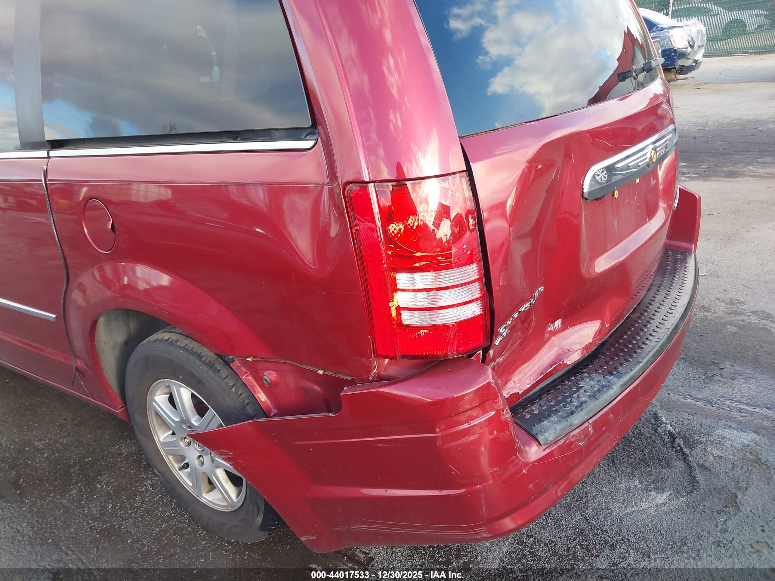 CHRYSLER TOWN image 6