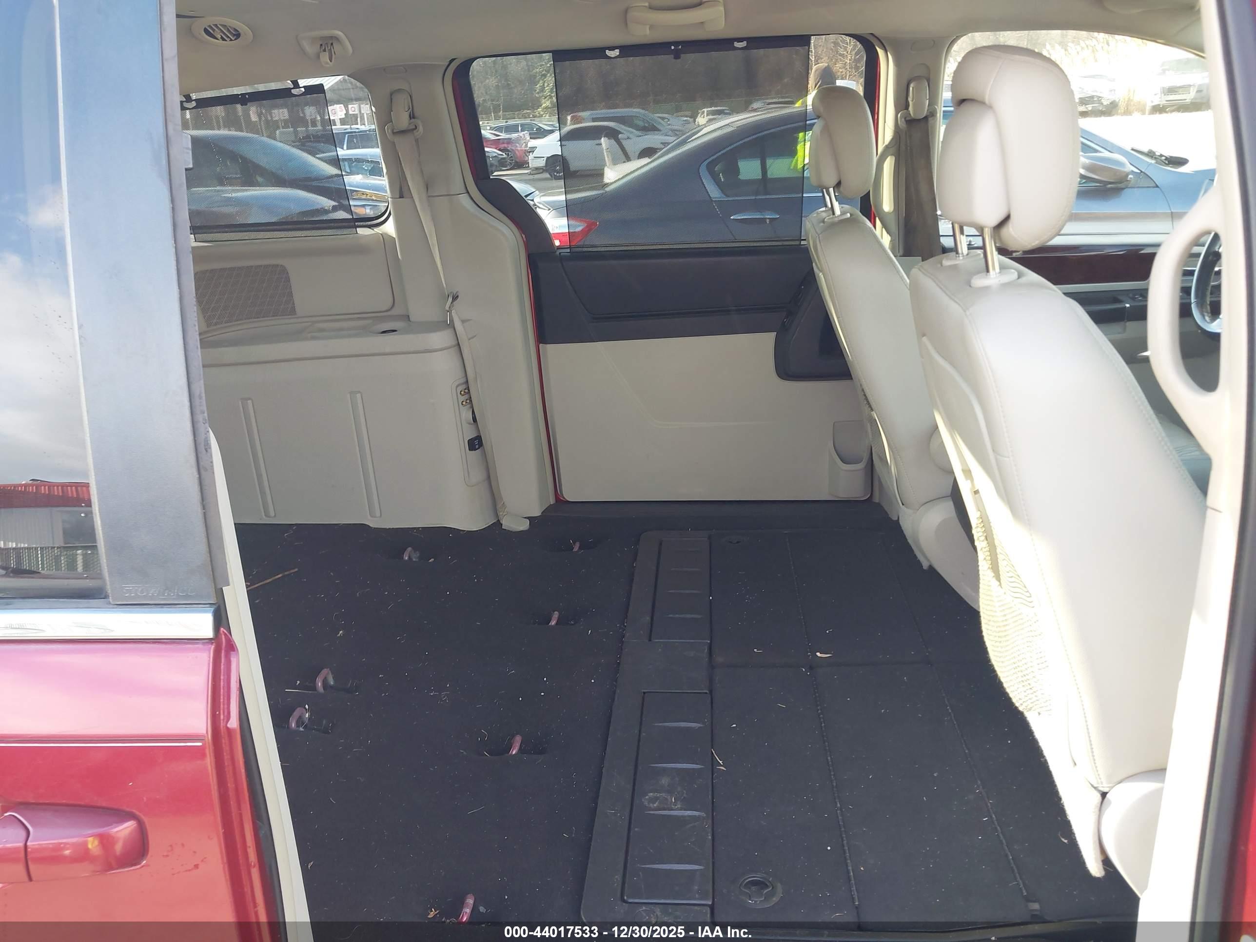 CHRYSLER TOWN image 8