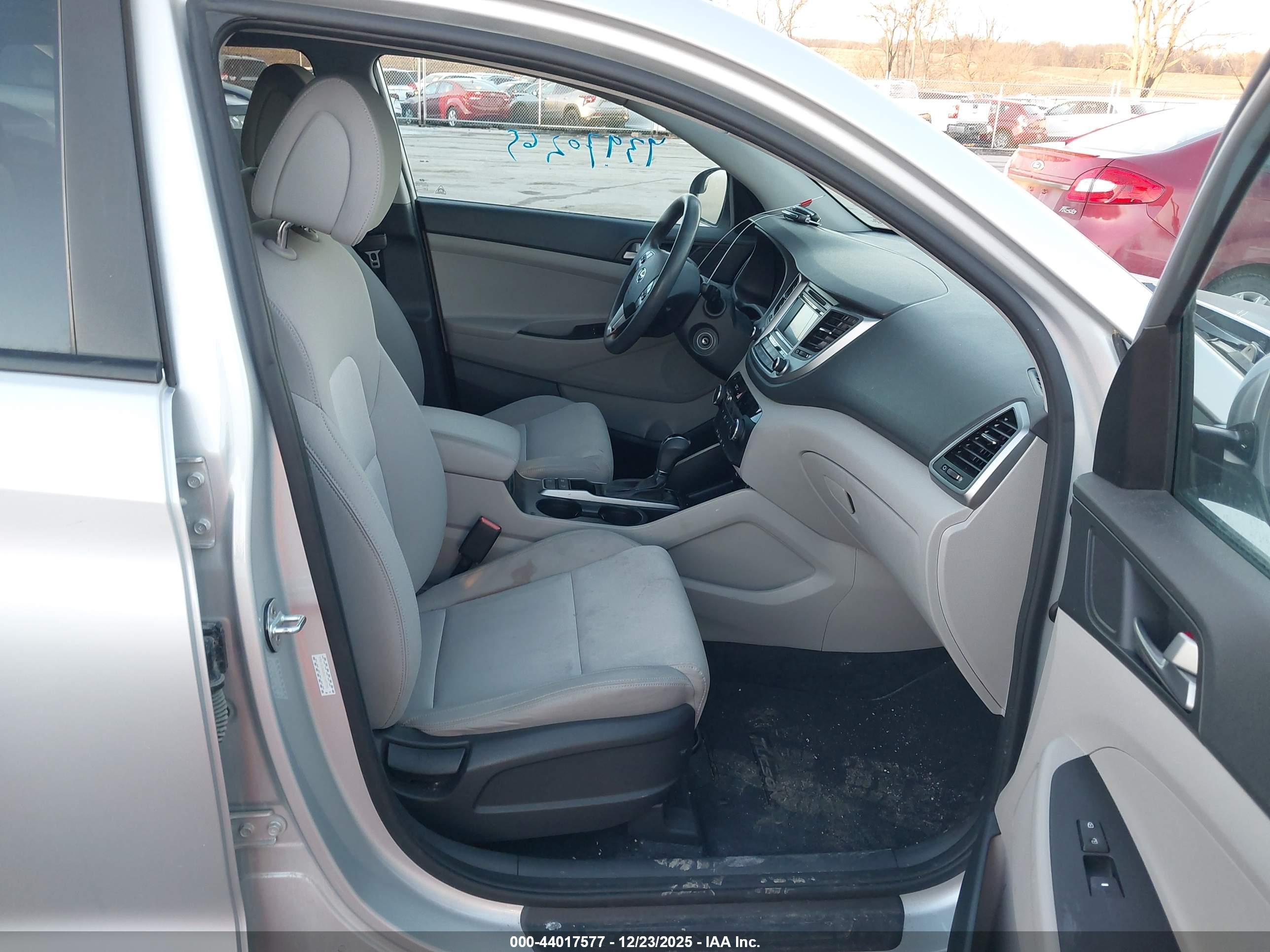 HYUNDAI TUCSON image 5
