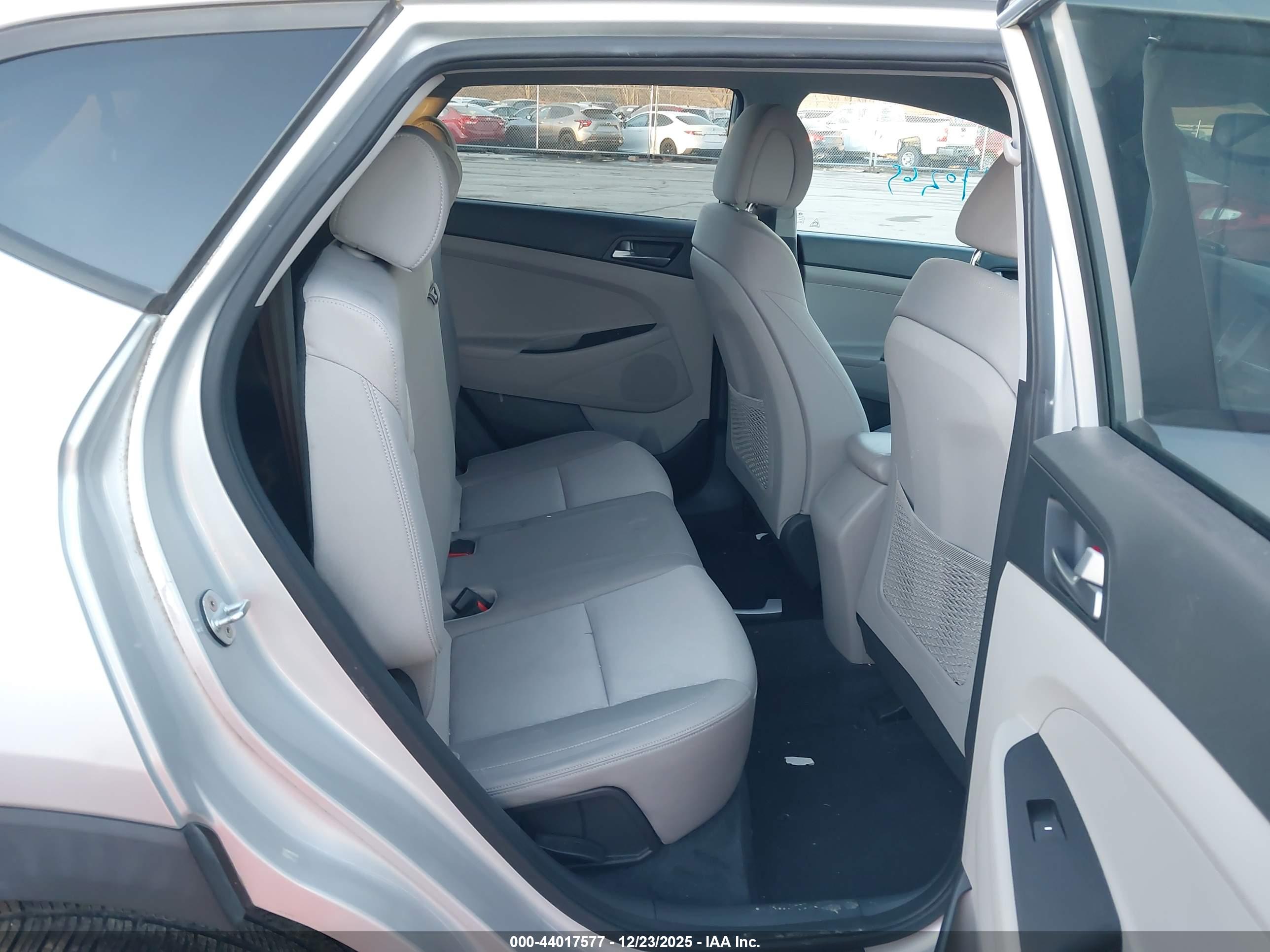 HYUNDAI TUCSON image 8