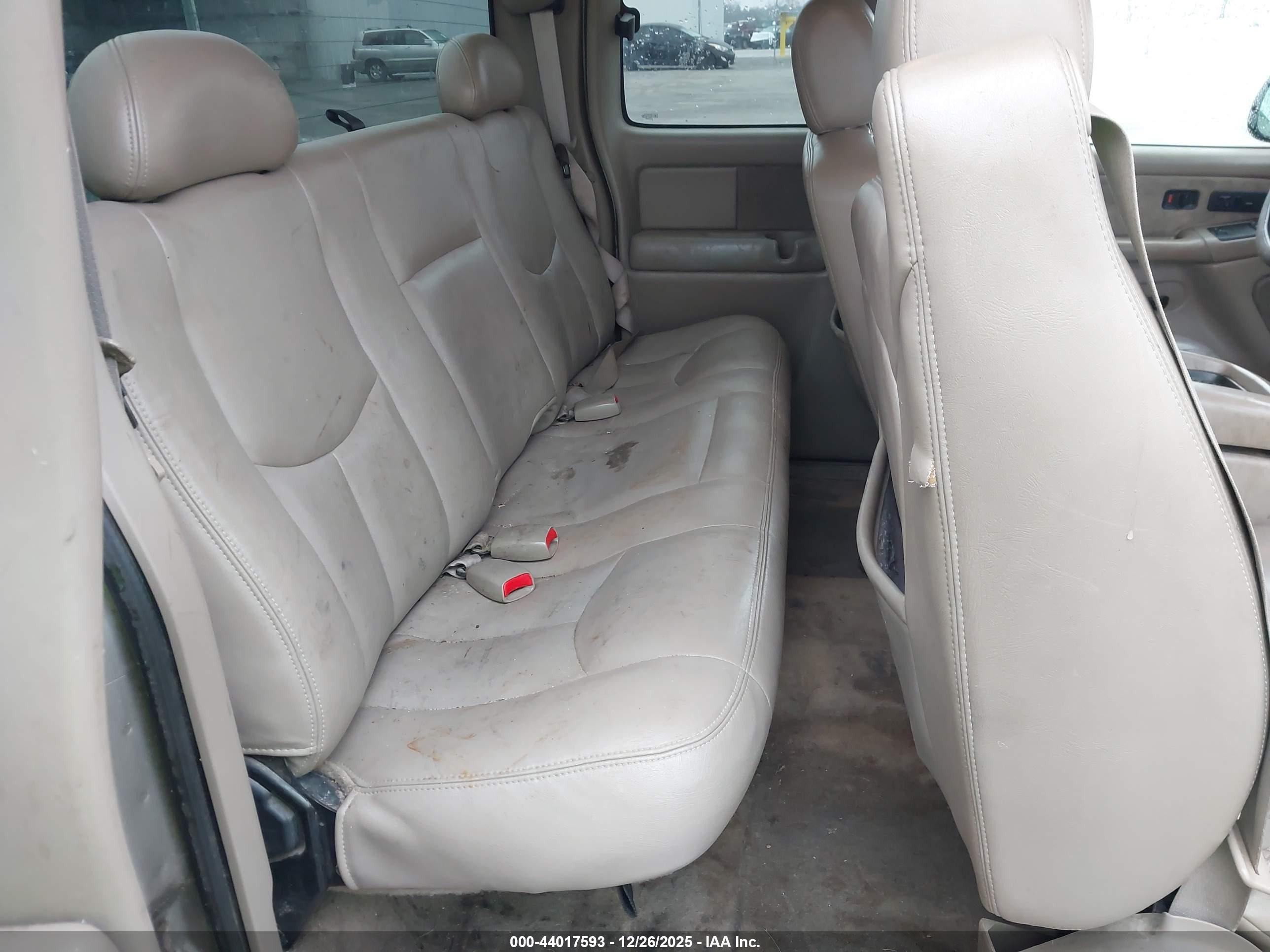CHEVROLET SILVERADO image 8