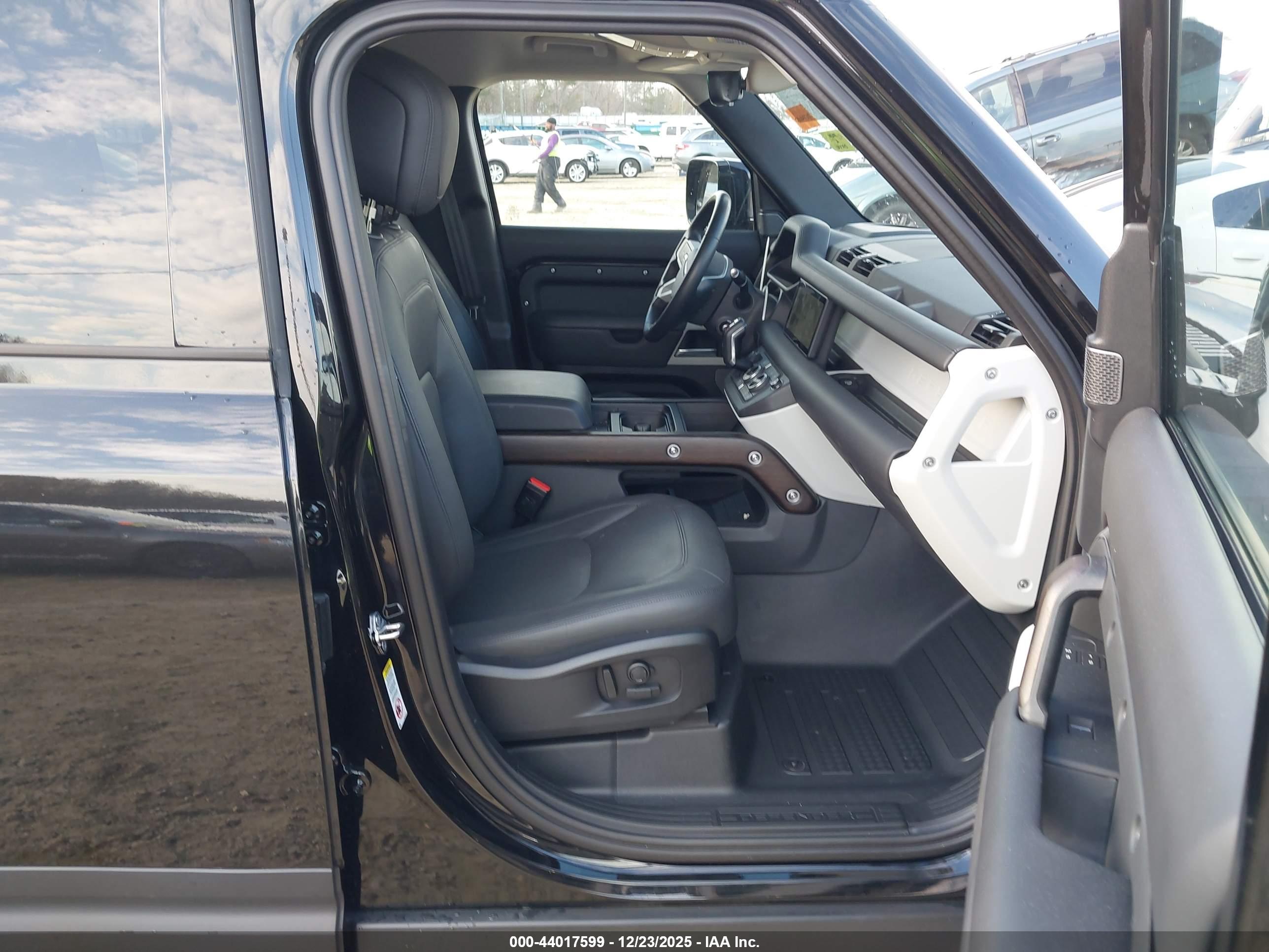LAND ROVER image 5