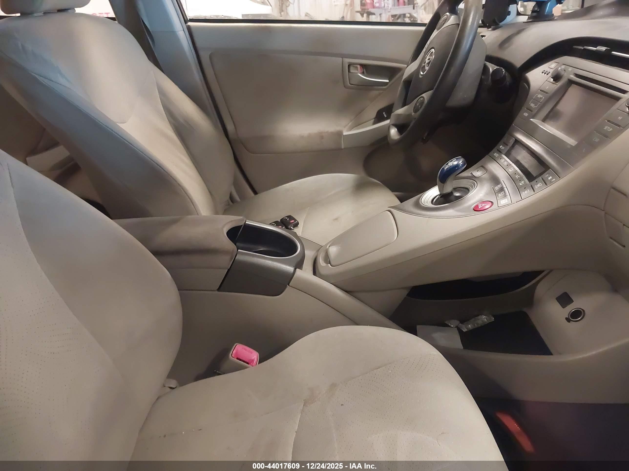 TOYOTA PRIUS image 5