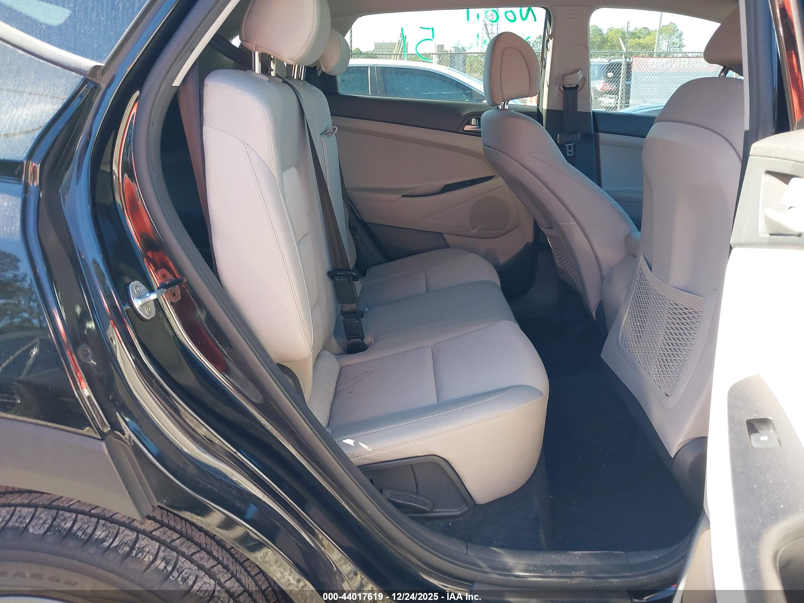 HYUNDAI TUCSON image 8