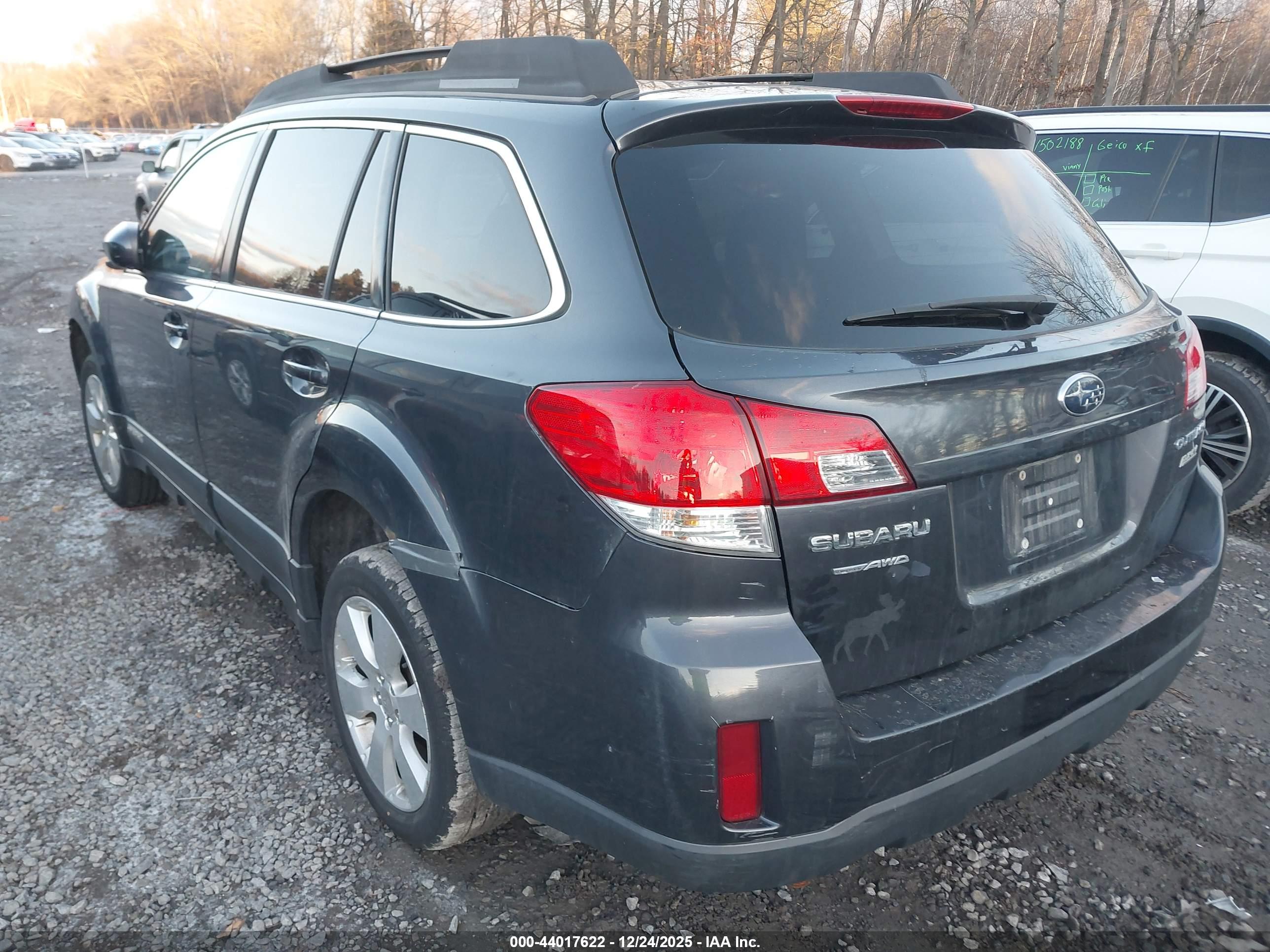 SUBARU OUTBACK image 3