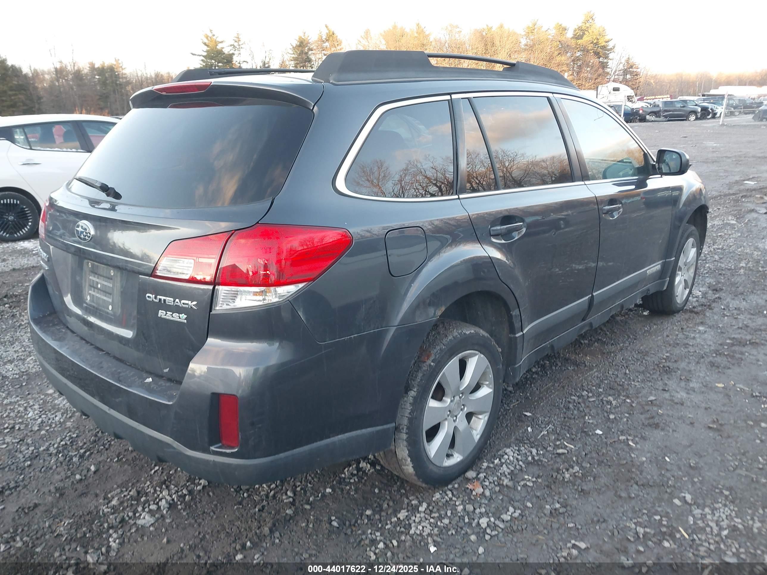 SUBARU OUTBACK image 4