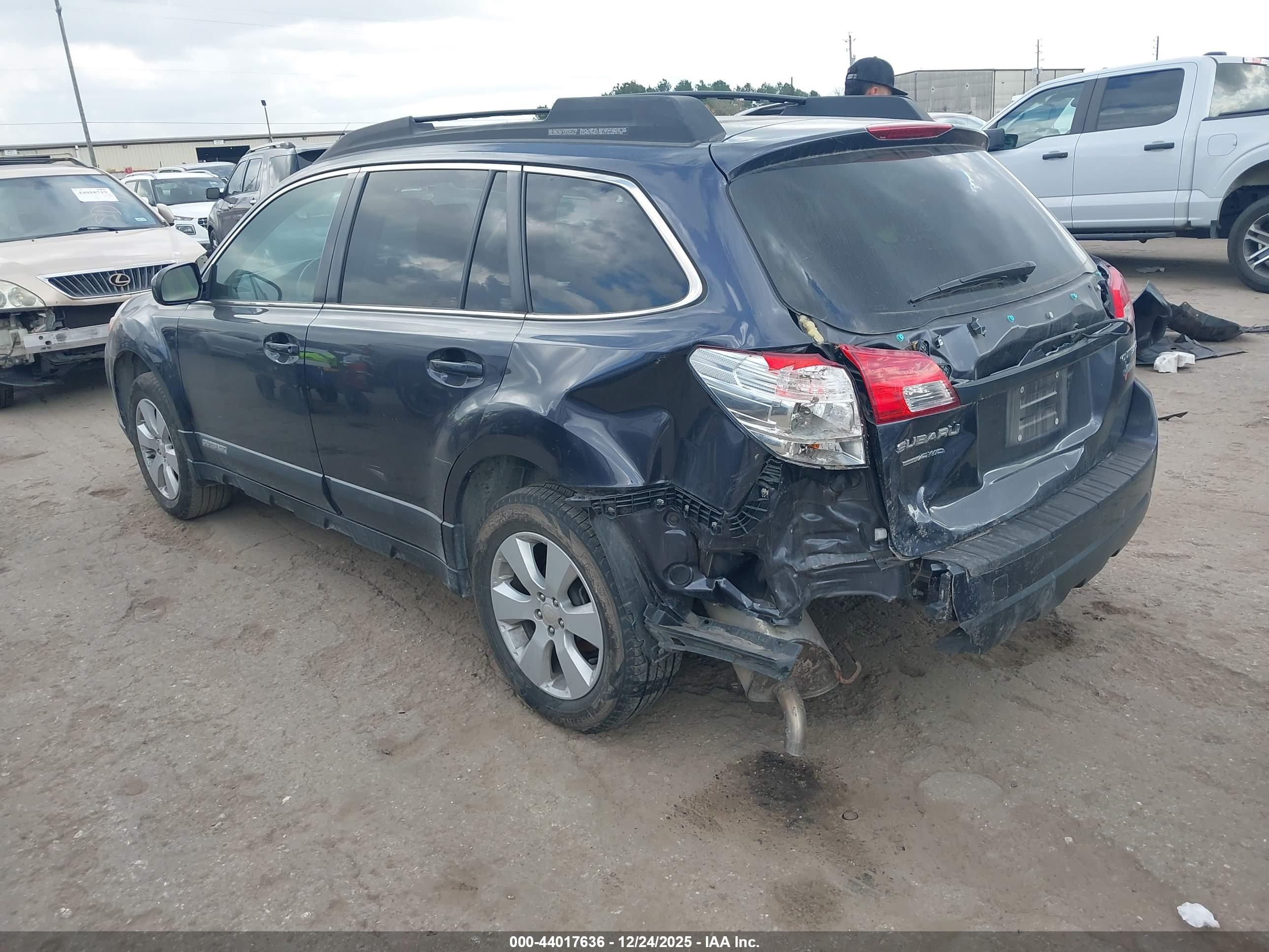 SUBARU OUTBACK image 3