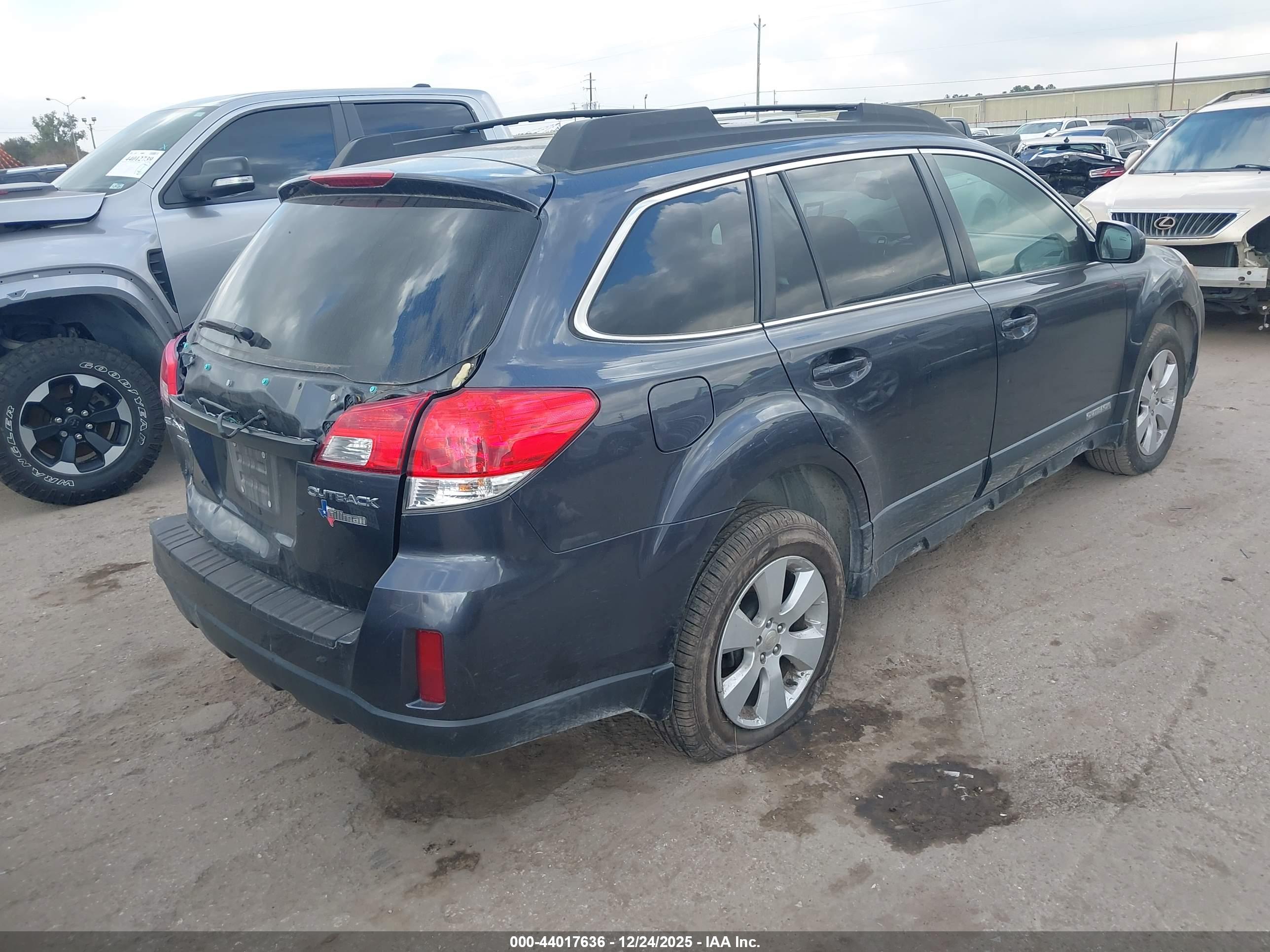 SUBARU OUTBACK image 4