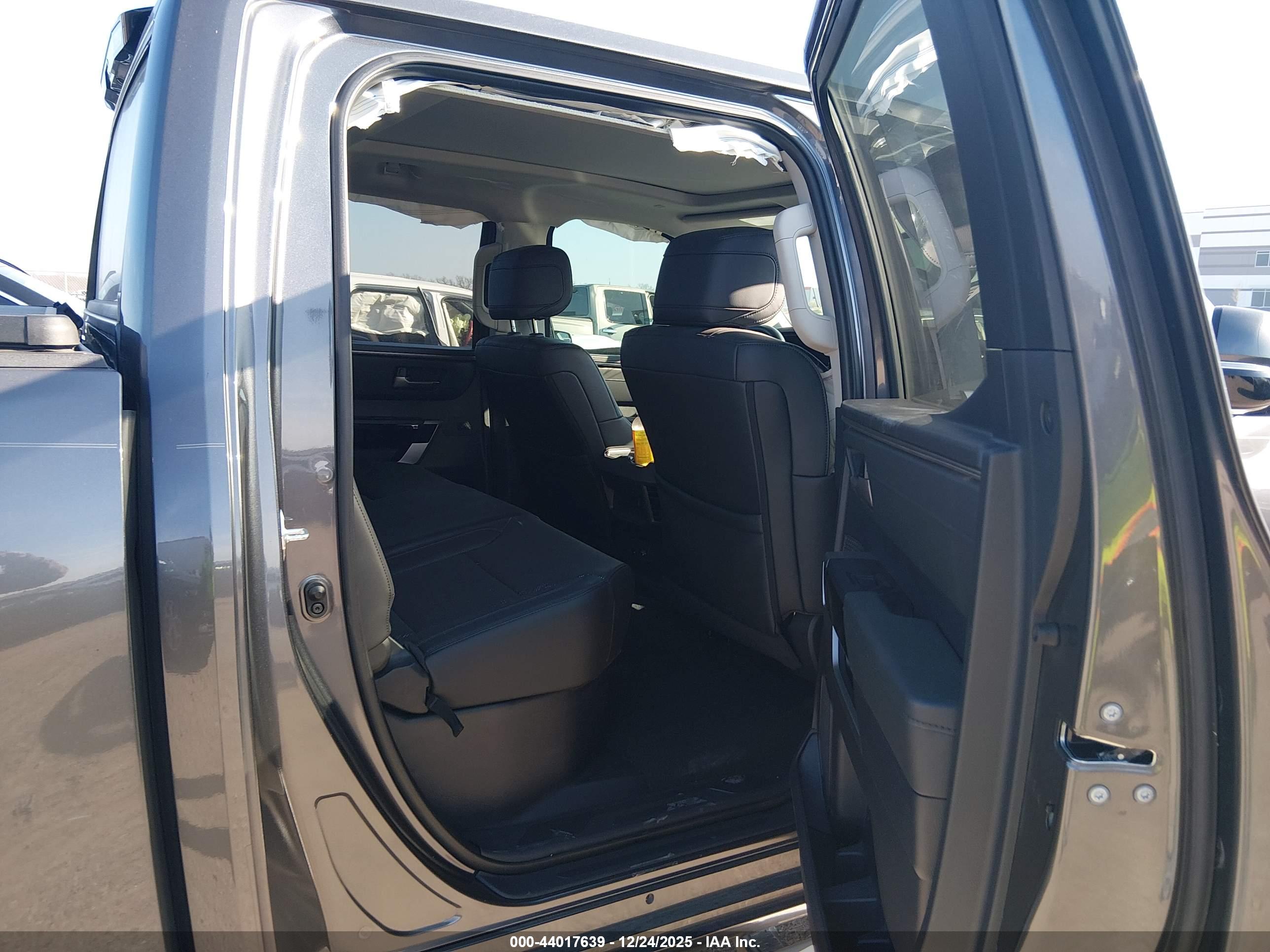 TOYOTA TUNDRA image 8
