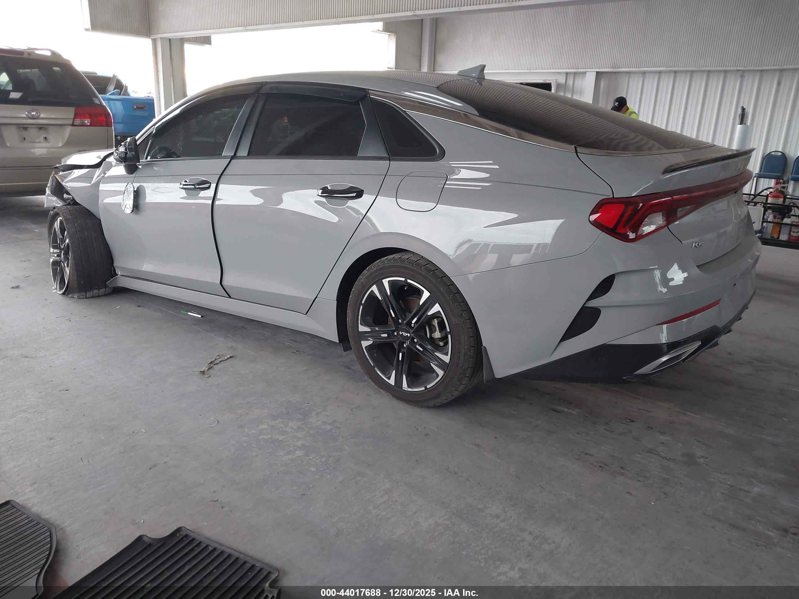 KIA K5 image 3