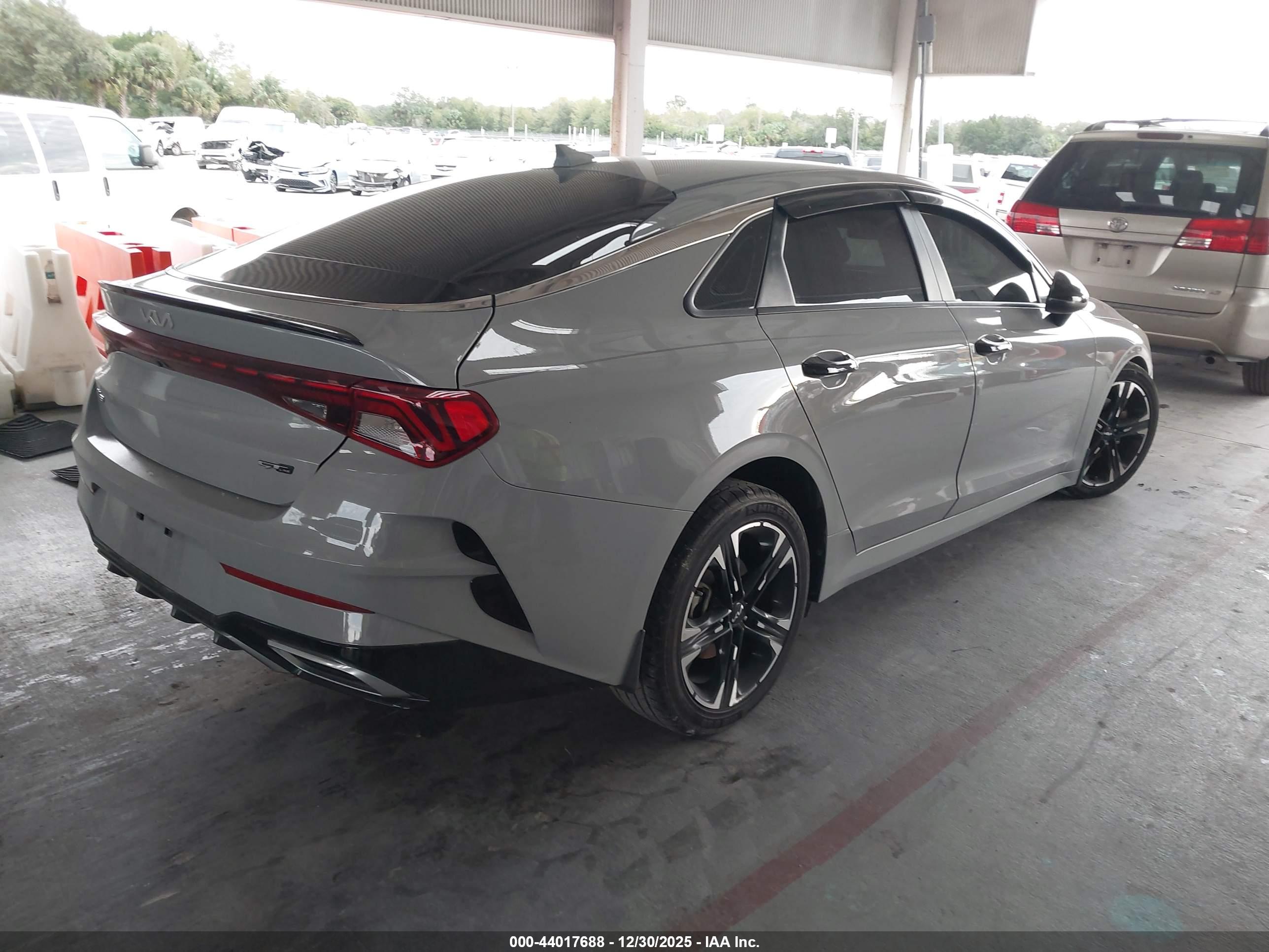 KIA K5 image 4