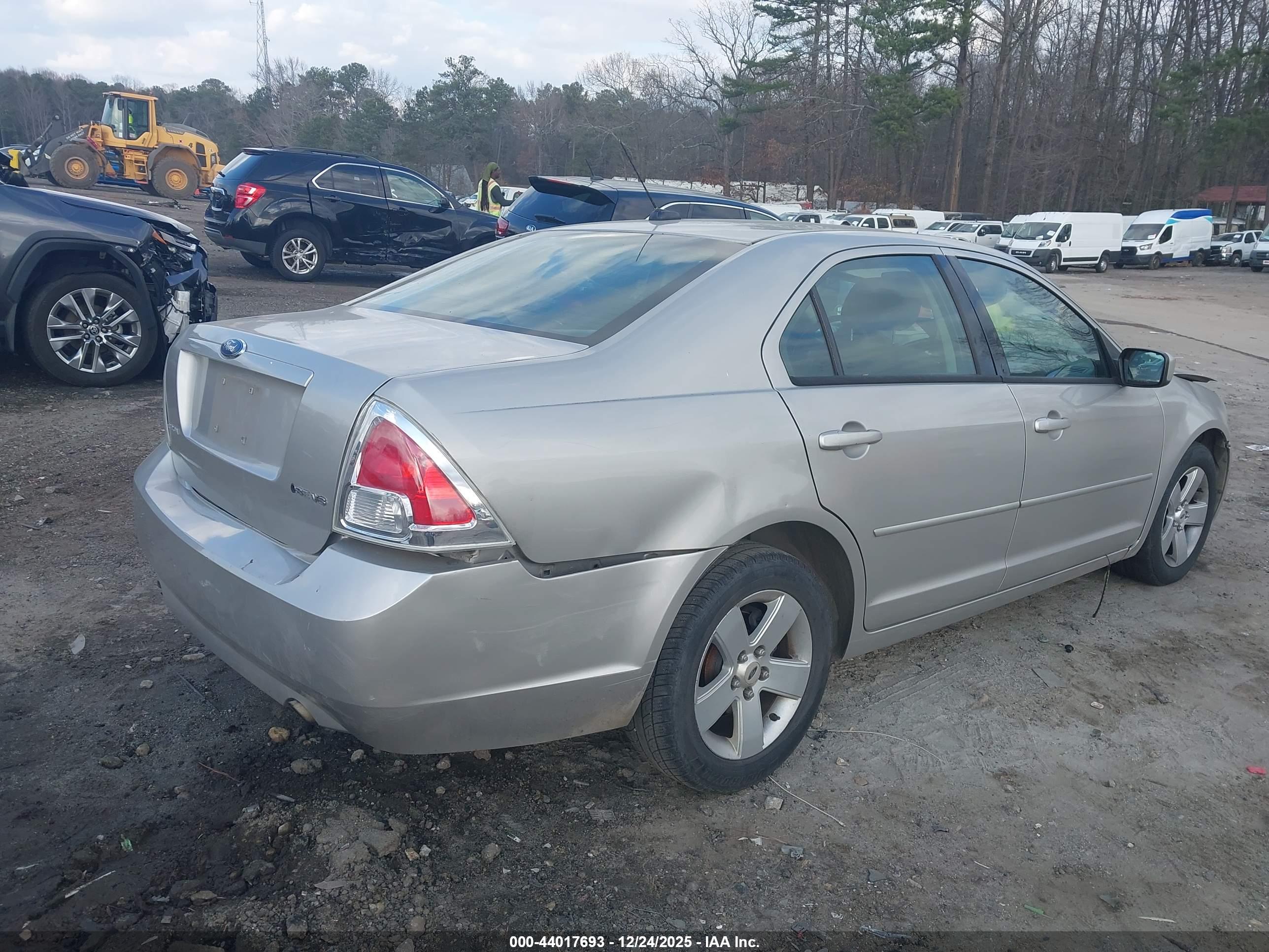 FORD FUSION image 4