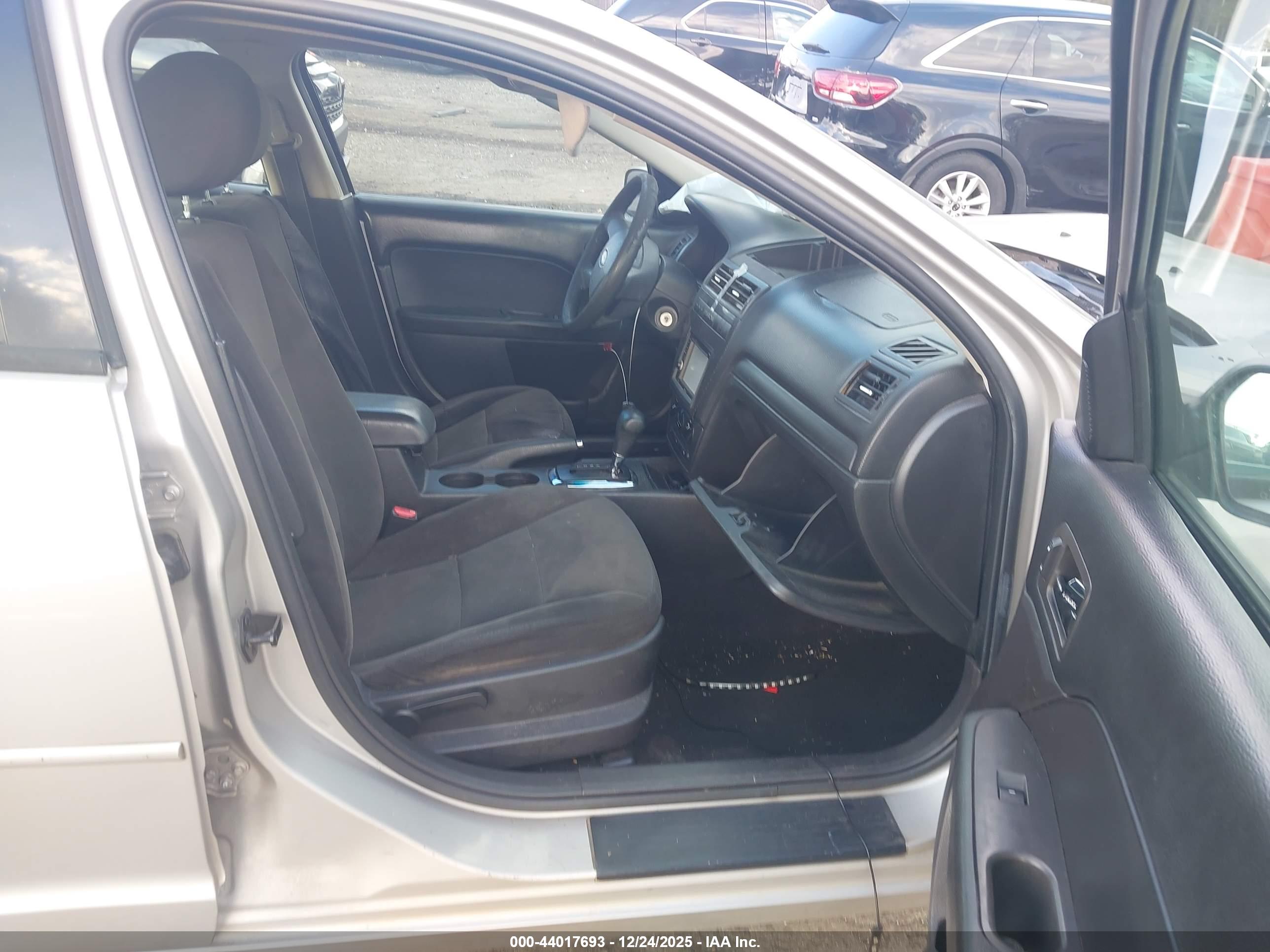 FORD FUSION image 5