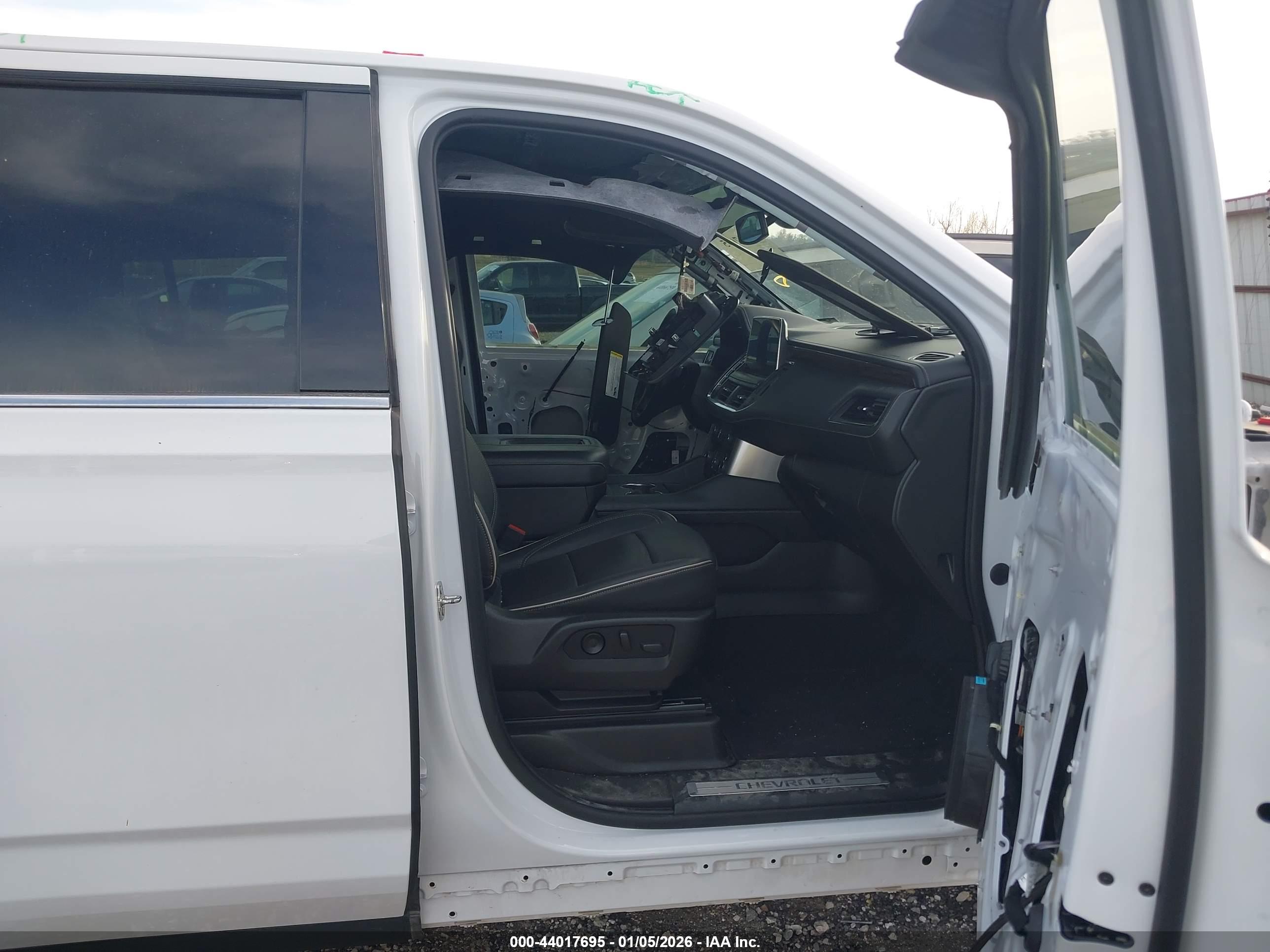 CHEVROLET SUBURBAN image 5