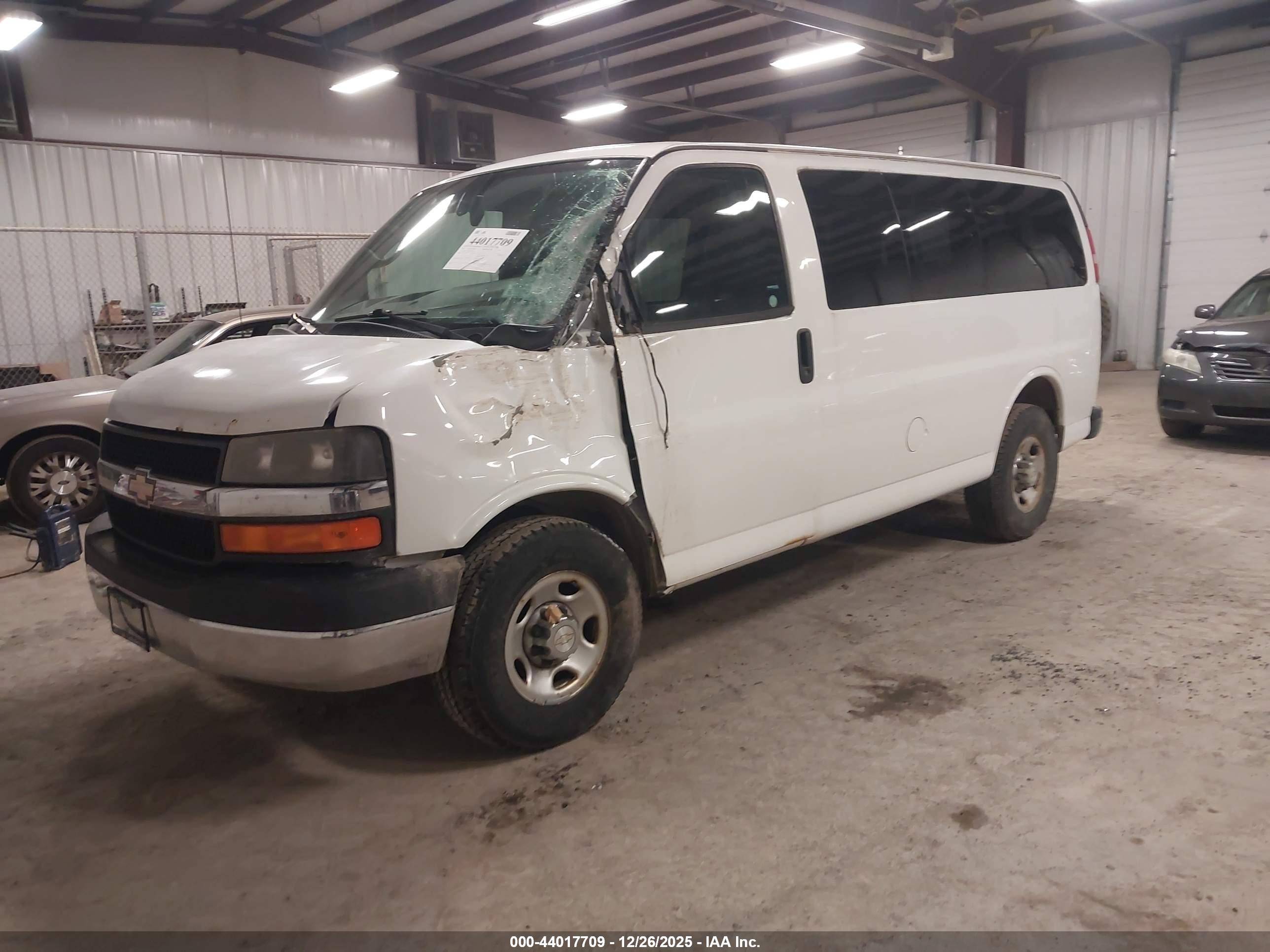 CHEVROLET EXPRESS image 2