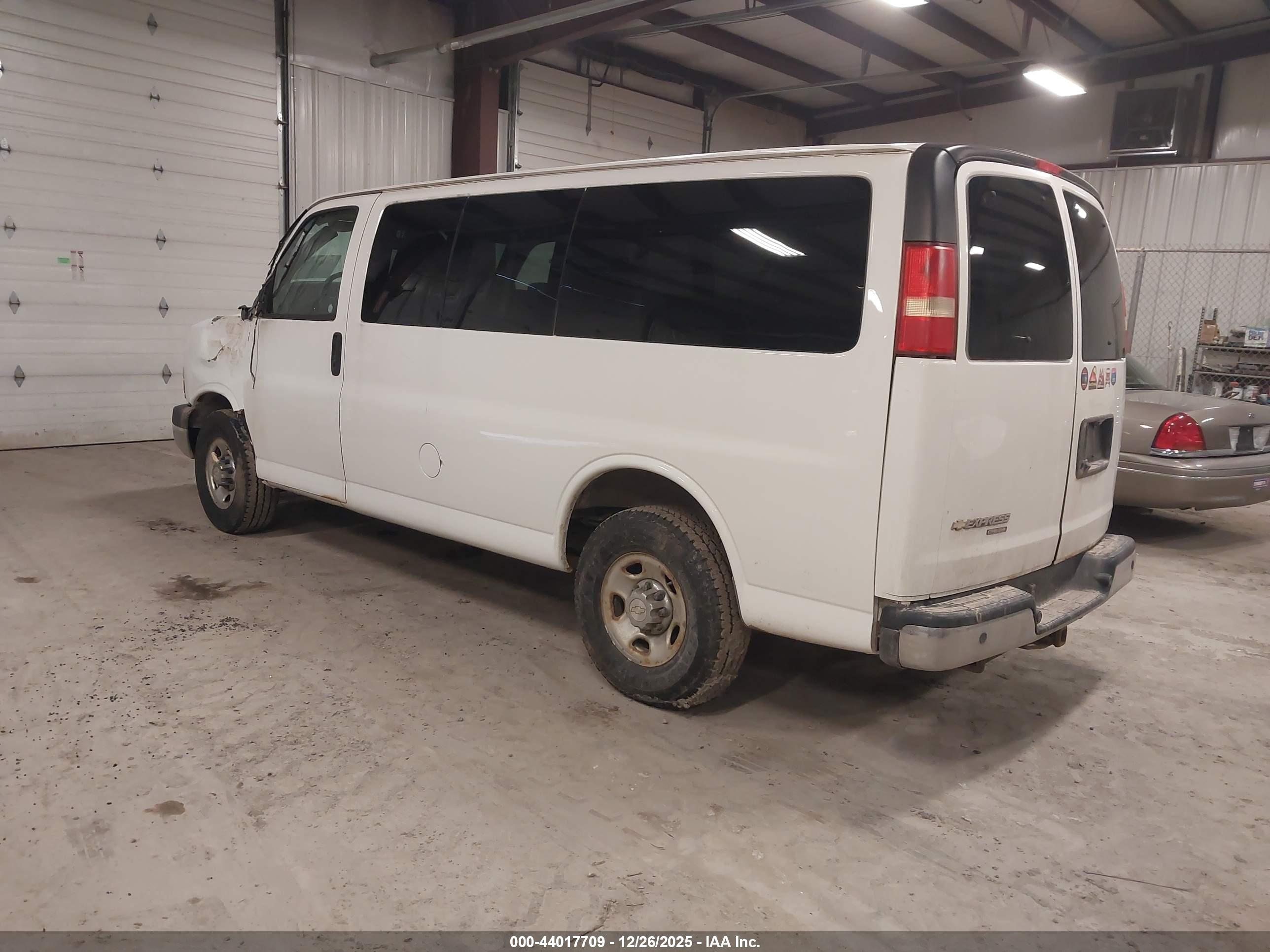 CHEVROLET EXPRESS image 3