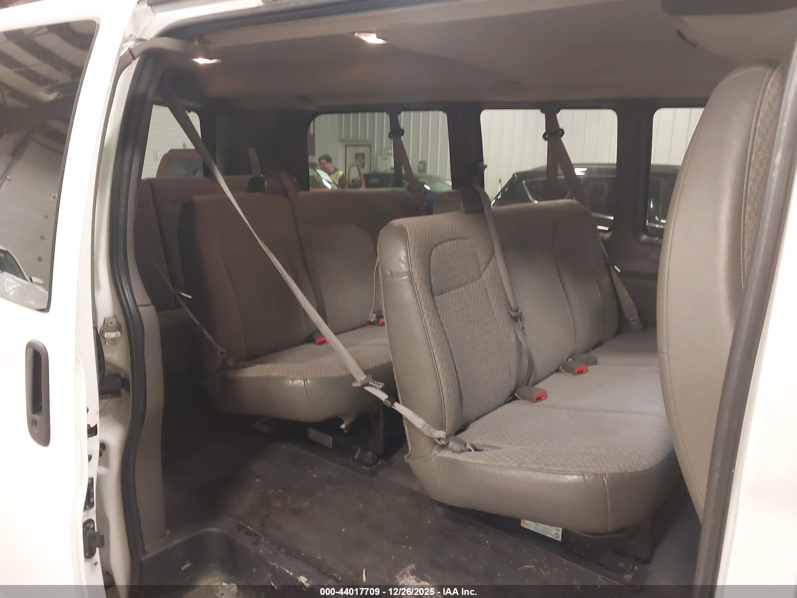 CHEVROLET EXPRESS image 8