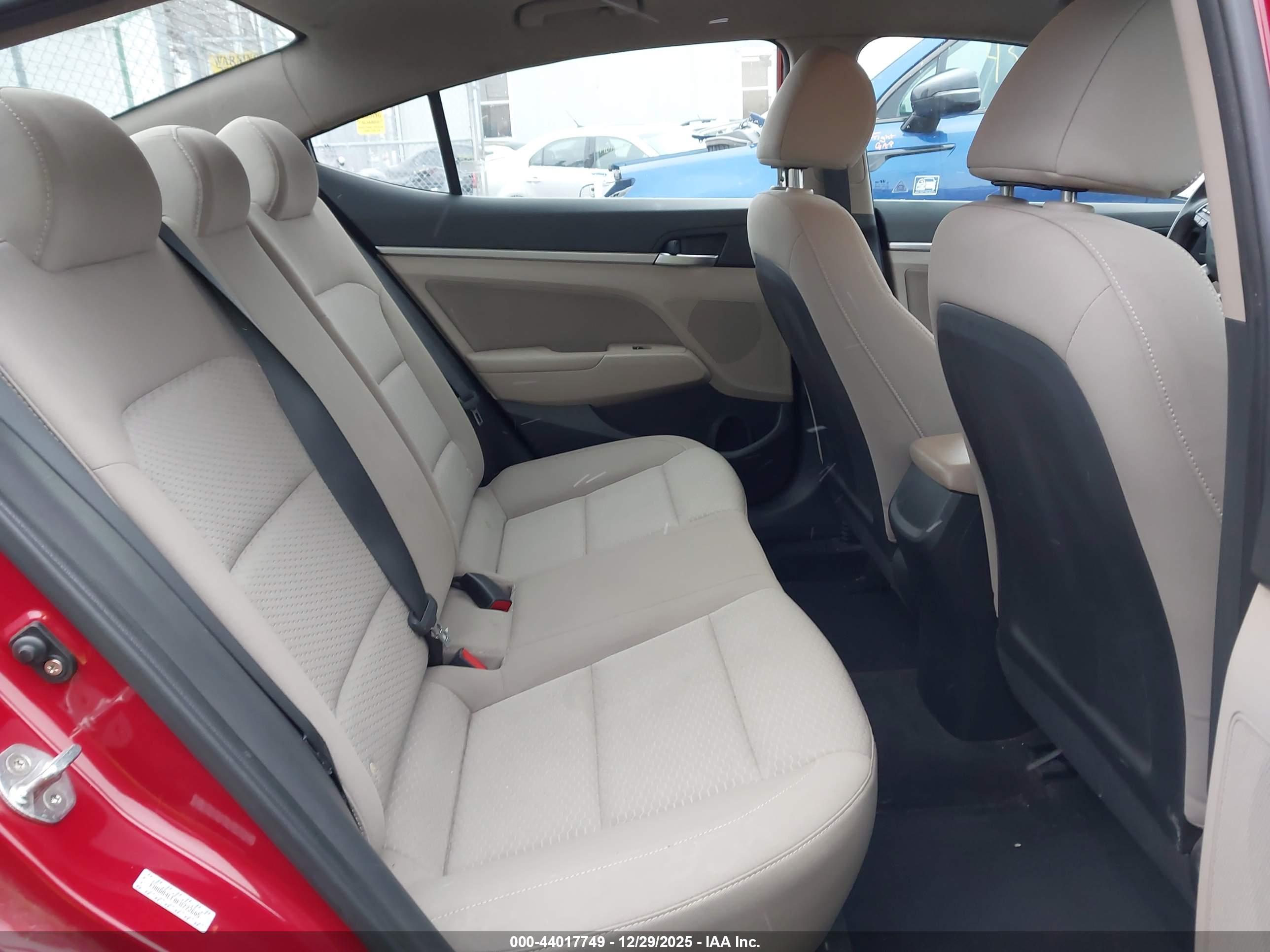 HYUNDAI ELANTRA image 8