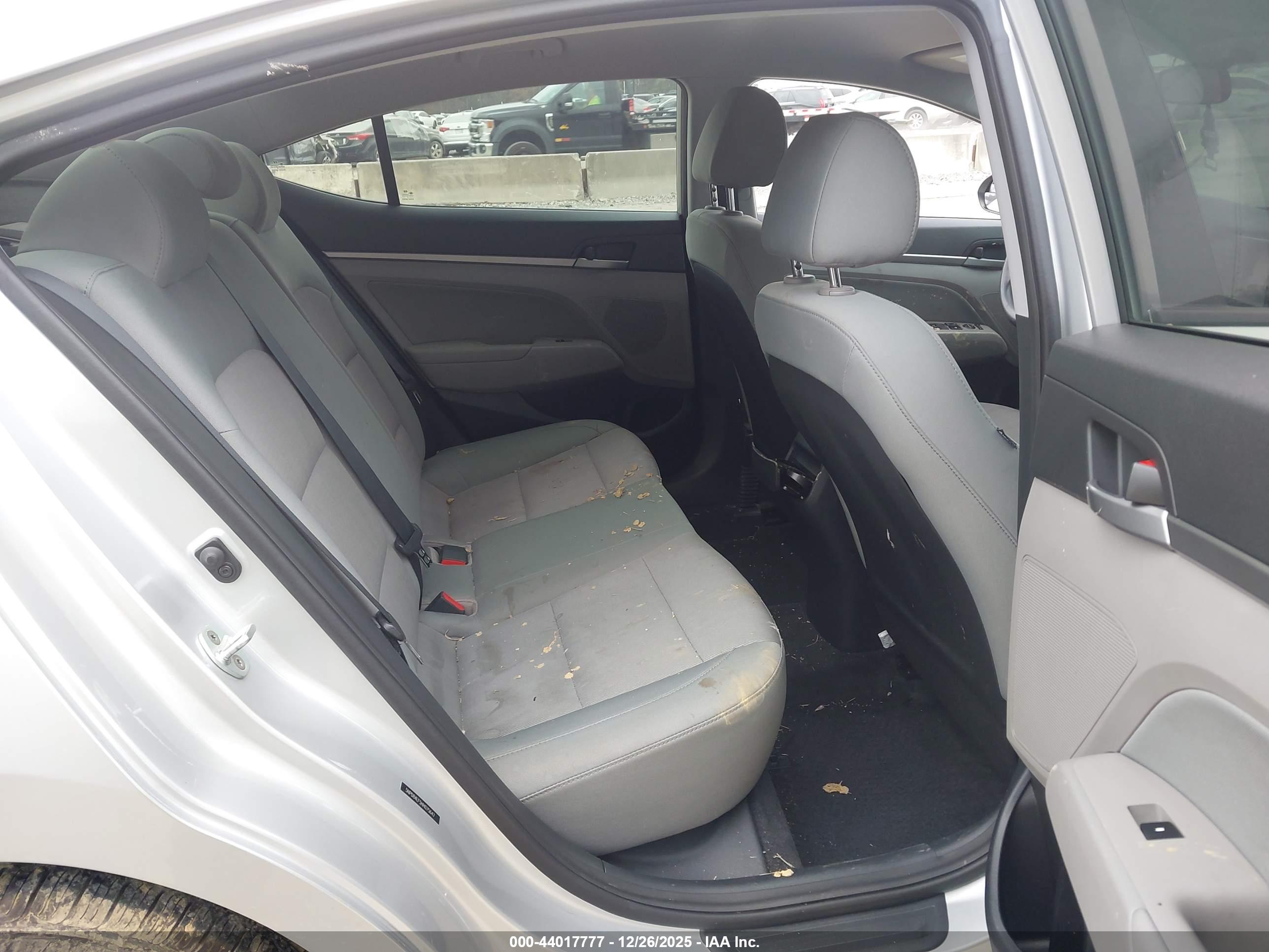 HYUNDAI ELANTRA image 8
