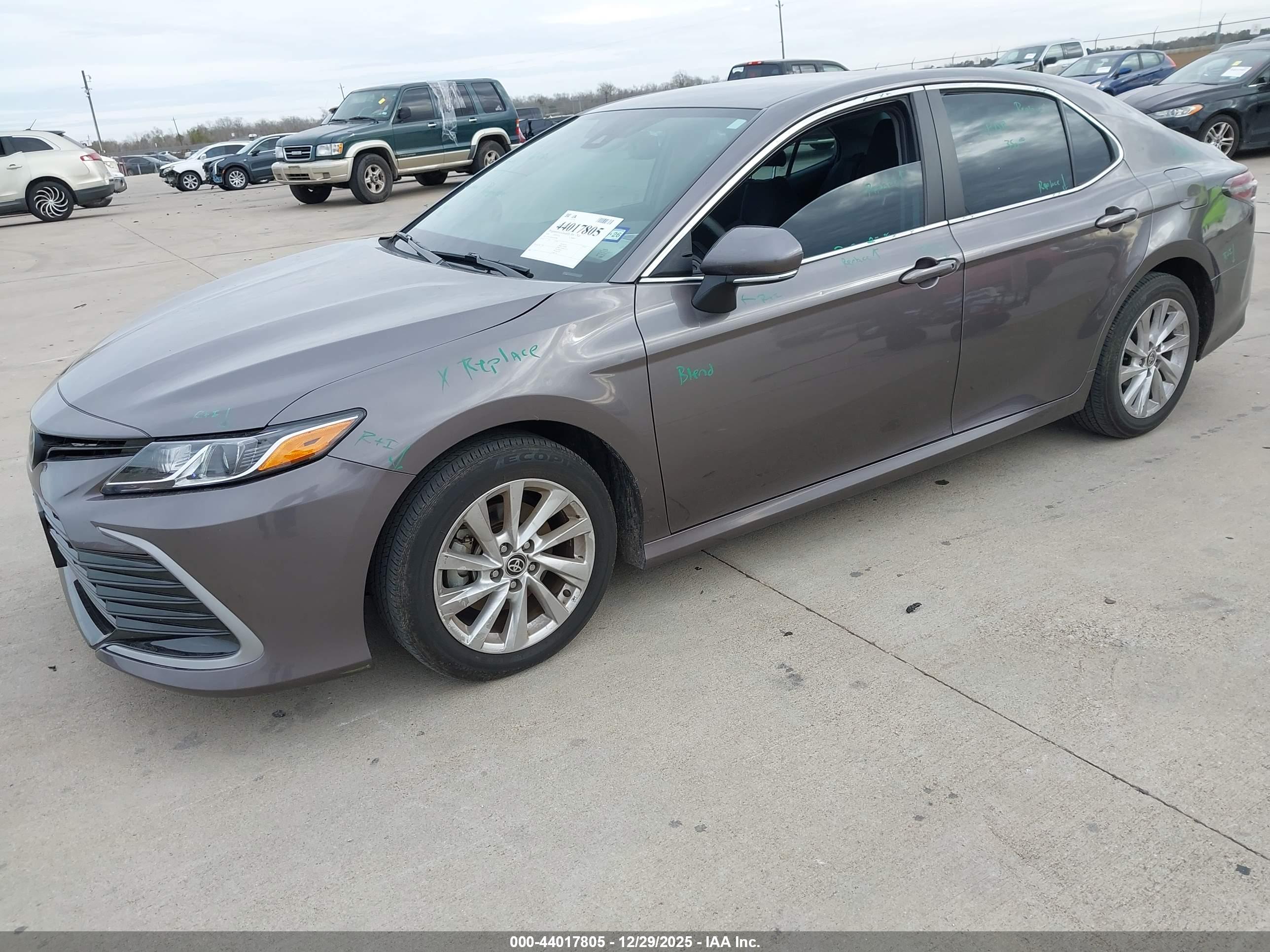 TOYOTA CAMRY image 2