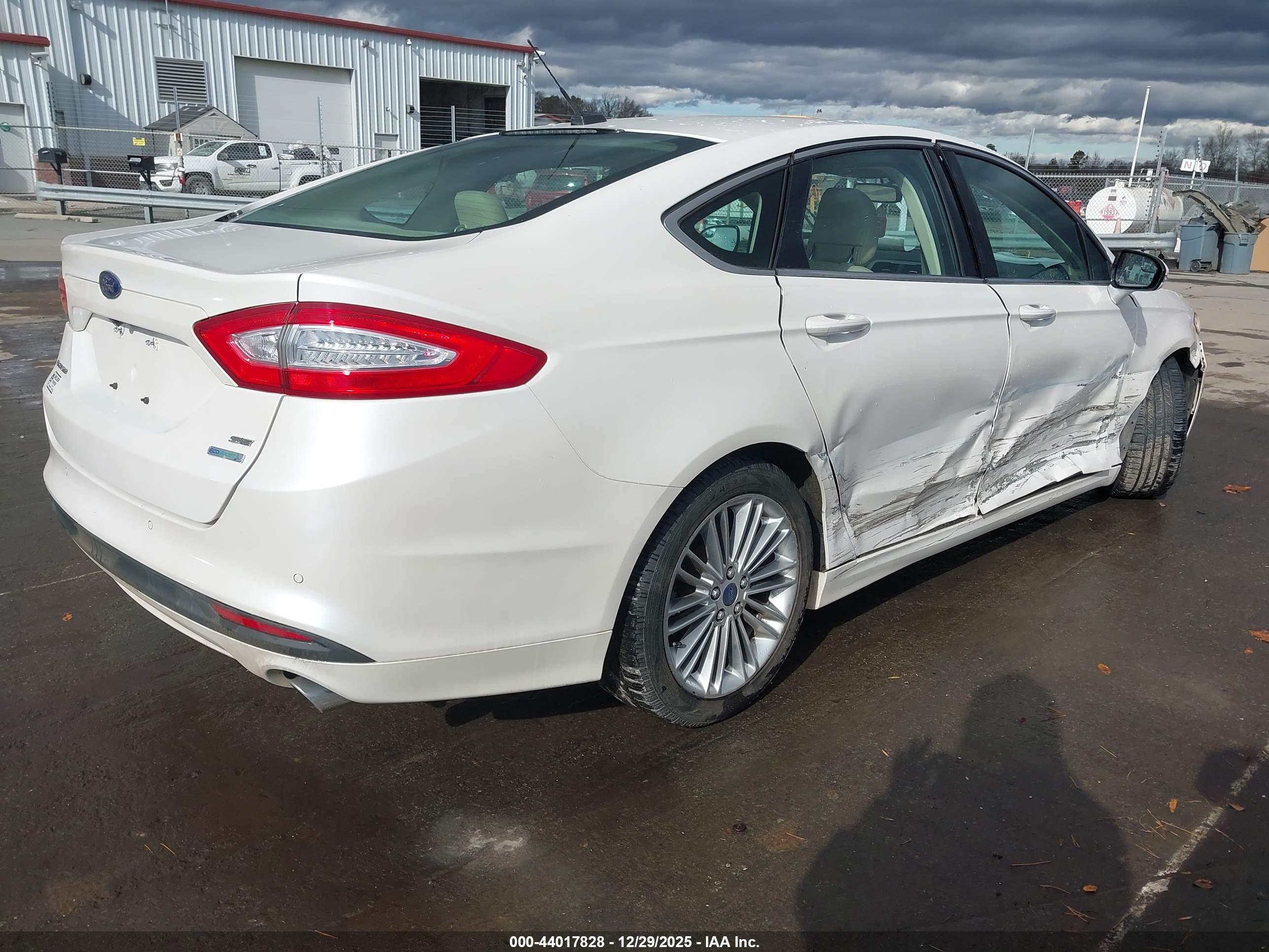 FORD FUSION image 4