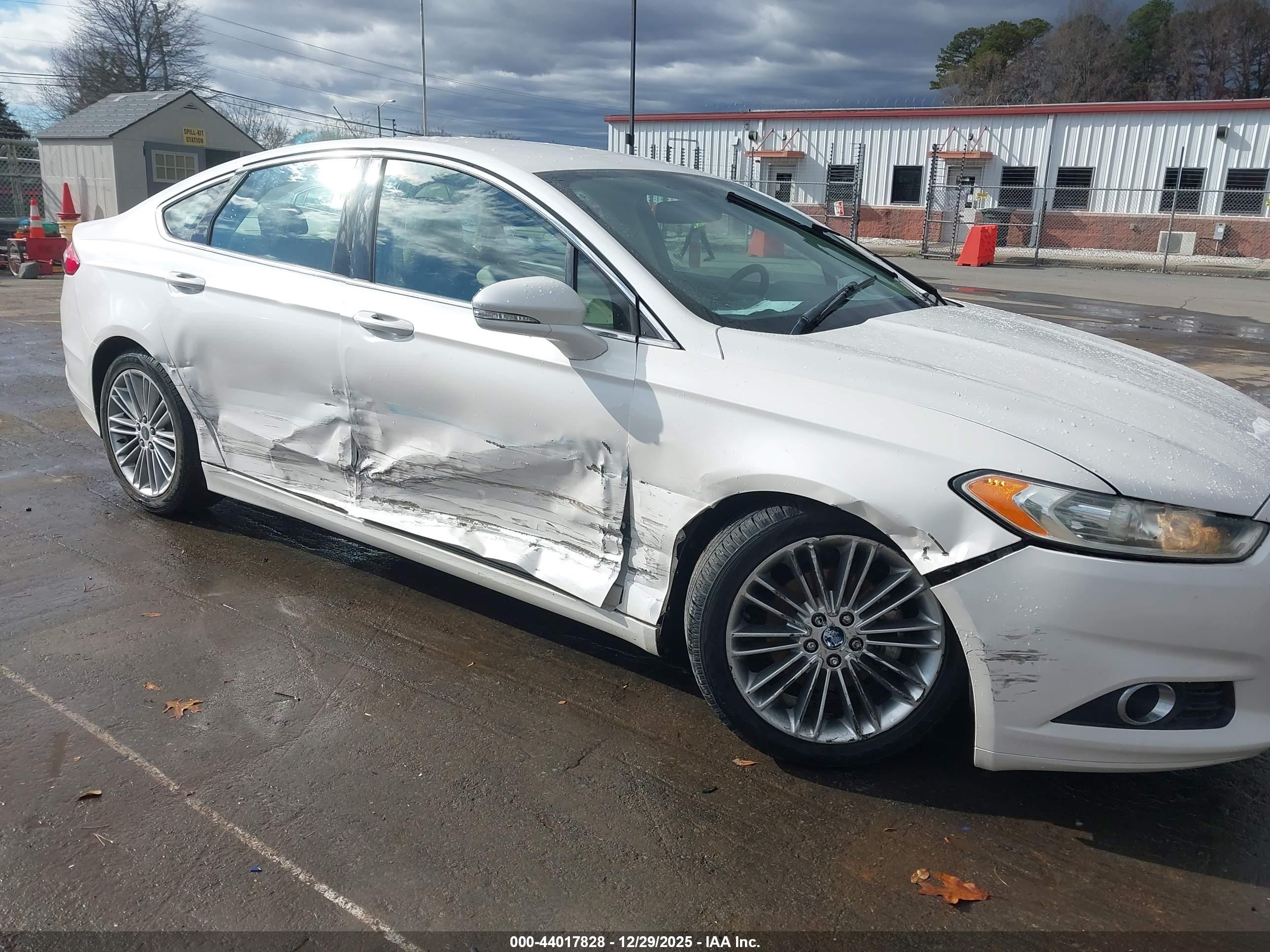 FORD FUSION image 6
