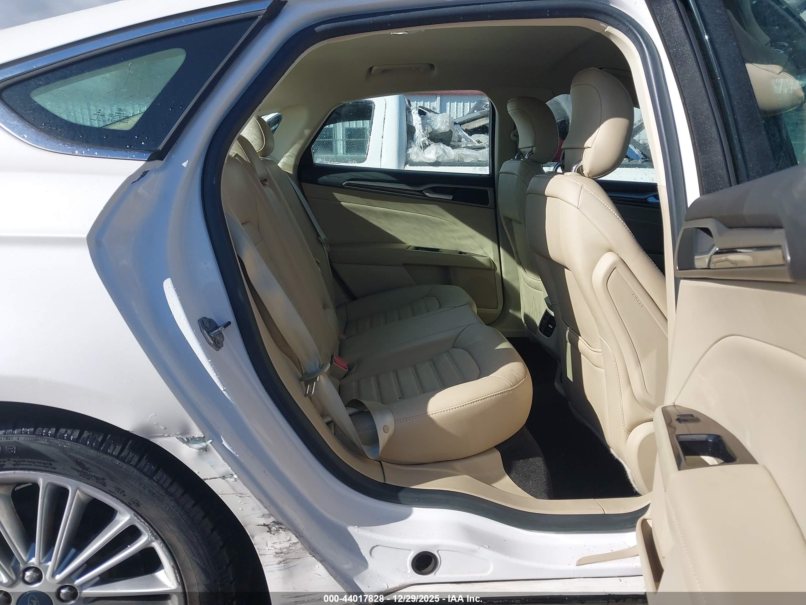 FORD FUSION image 8