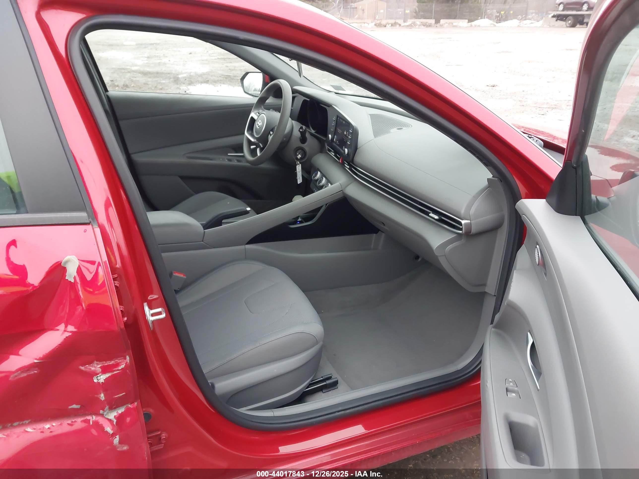 HYUNDAI ELANTRA image 5