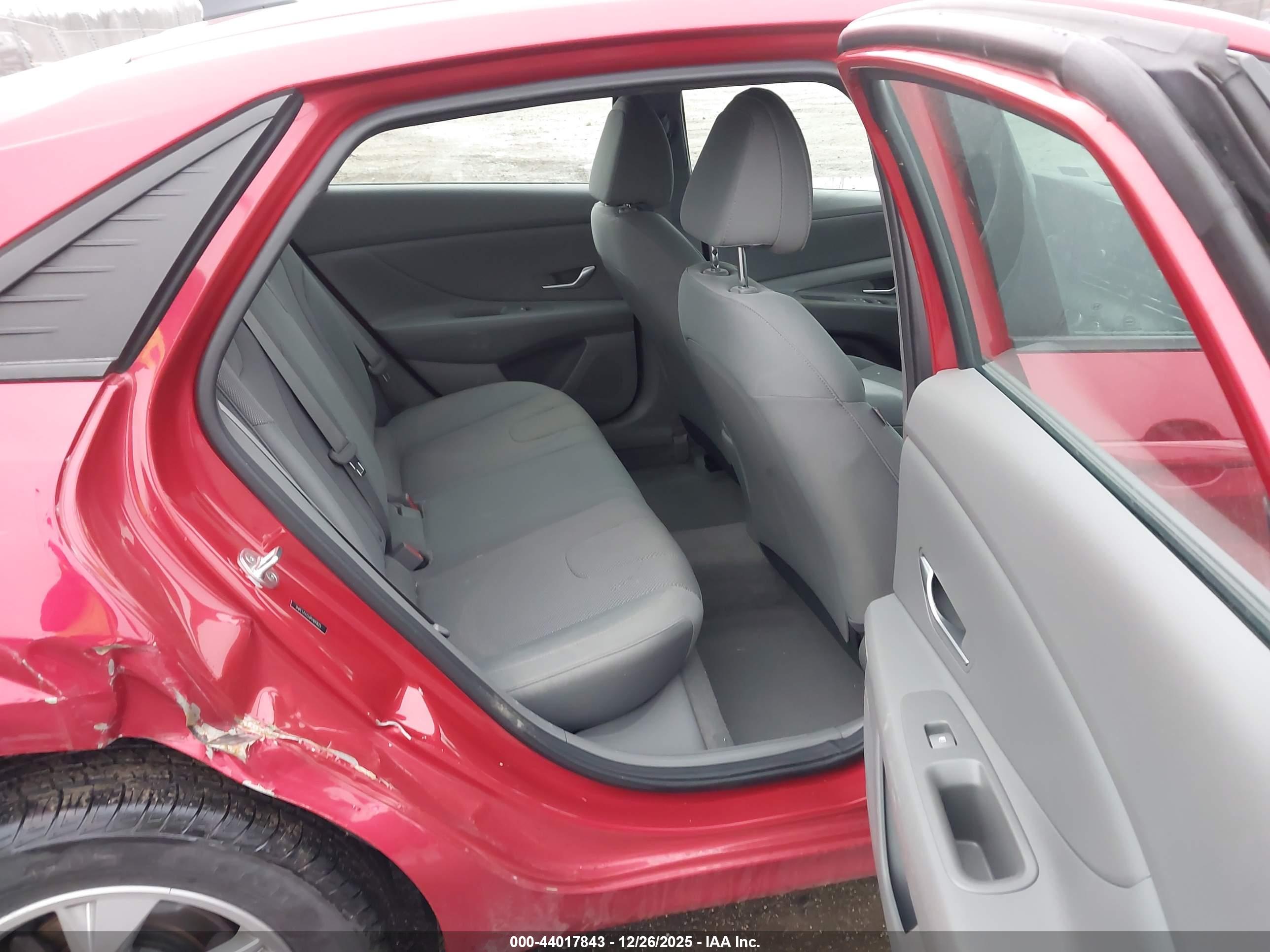 HYUNDAI ELANTRA image 8