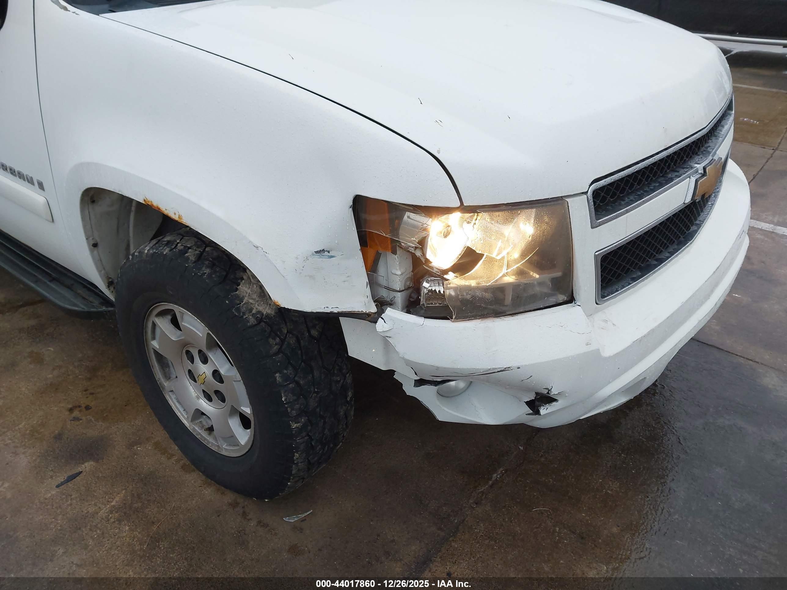 CHEVROLET SUBURBAN image 6