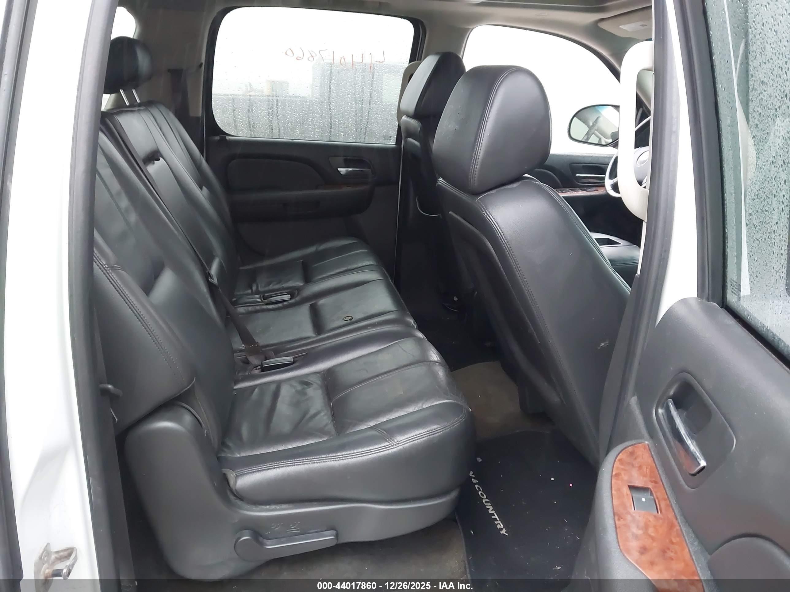 CHEVROLET SUBURBAN image 8
