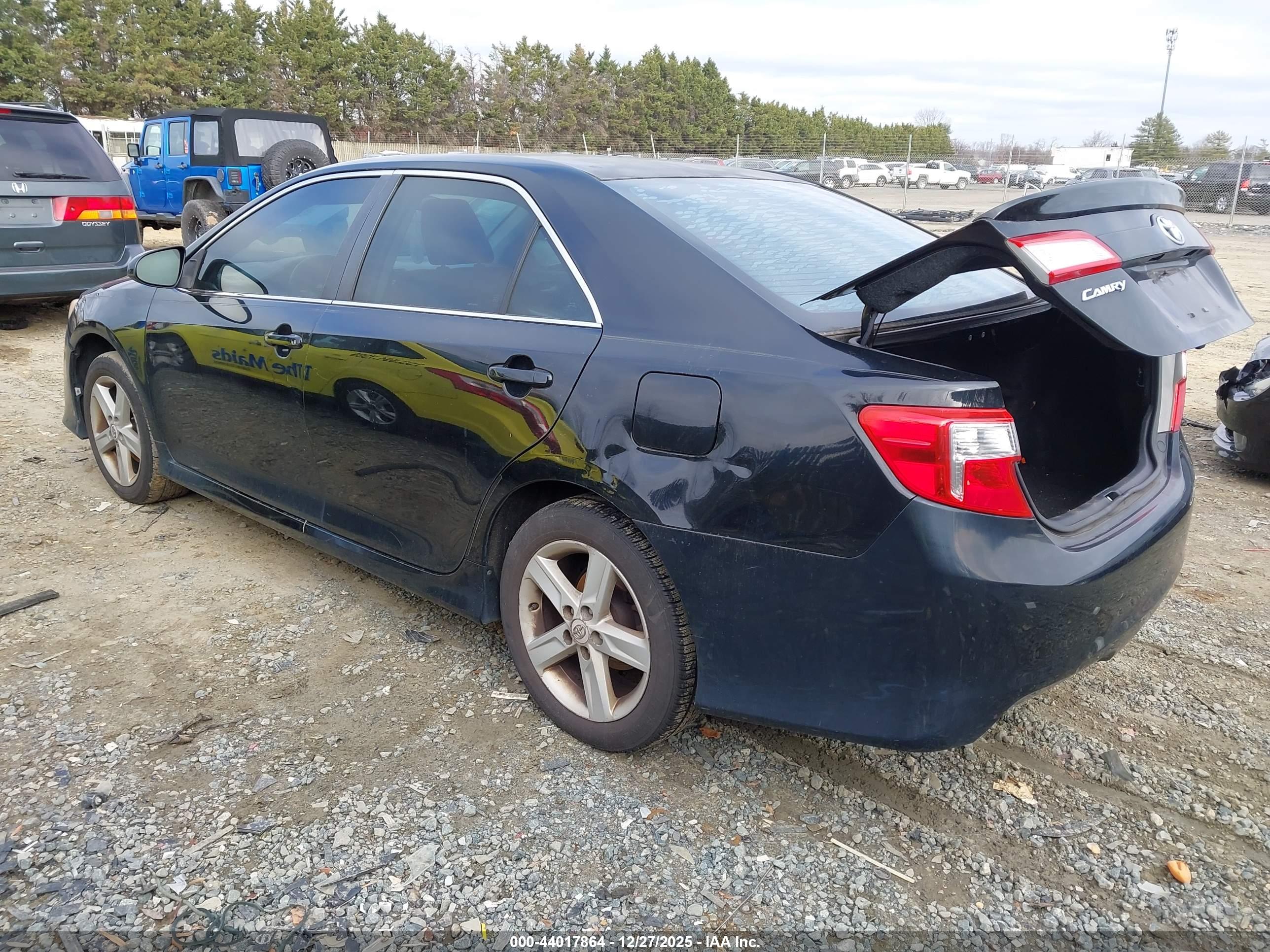 TOYOTA CAMRY image 3