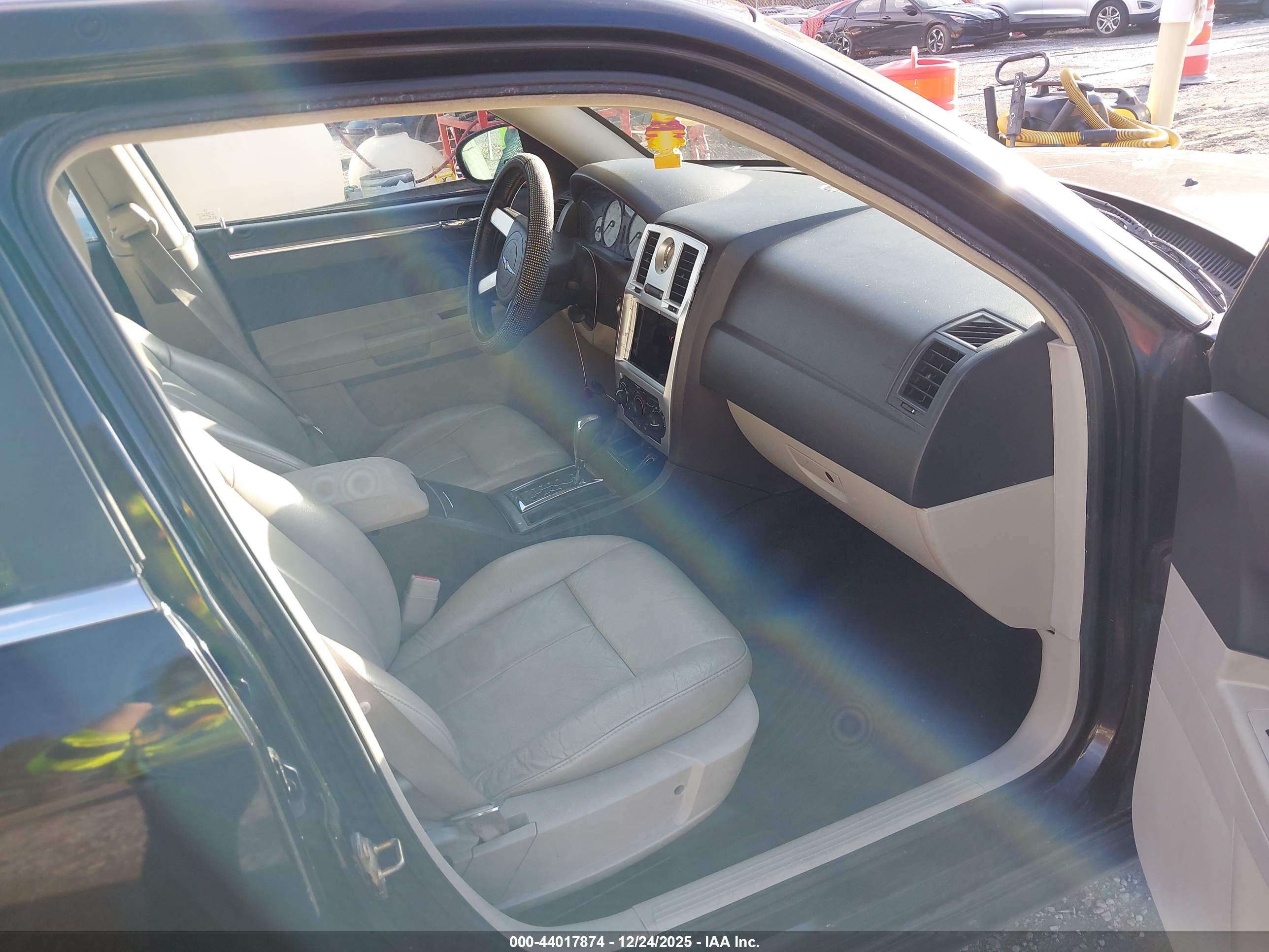 CHRYSLER 300 image 5
