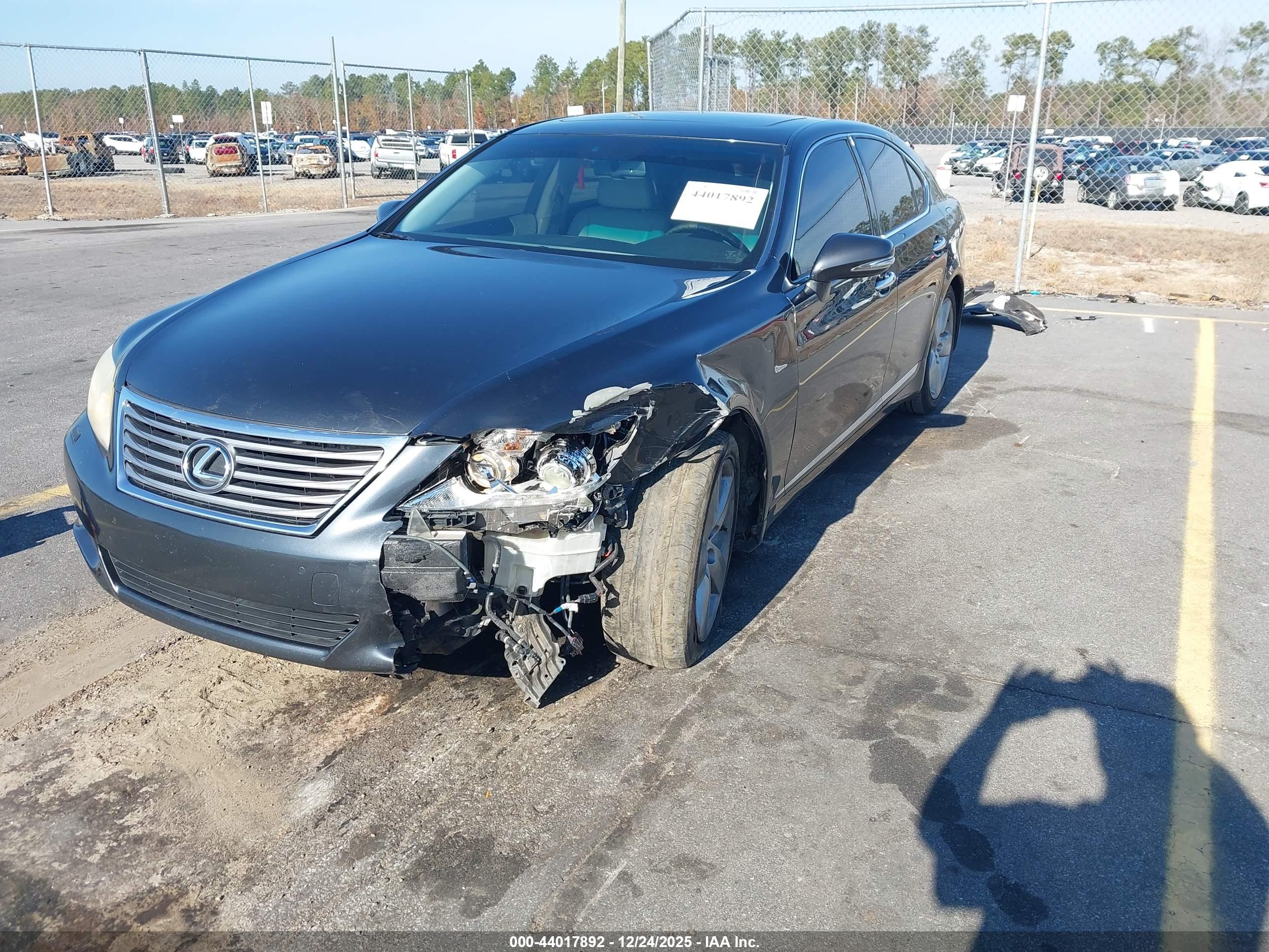 LEXUS LS image 2