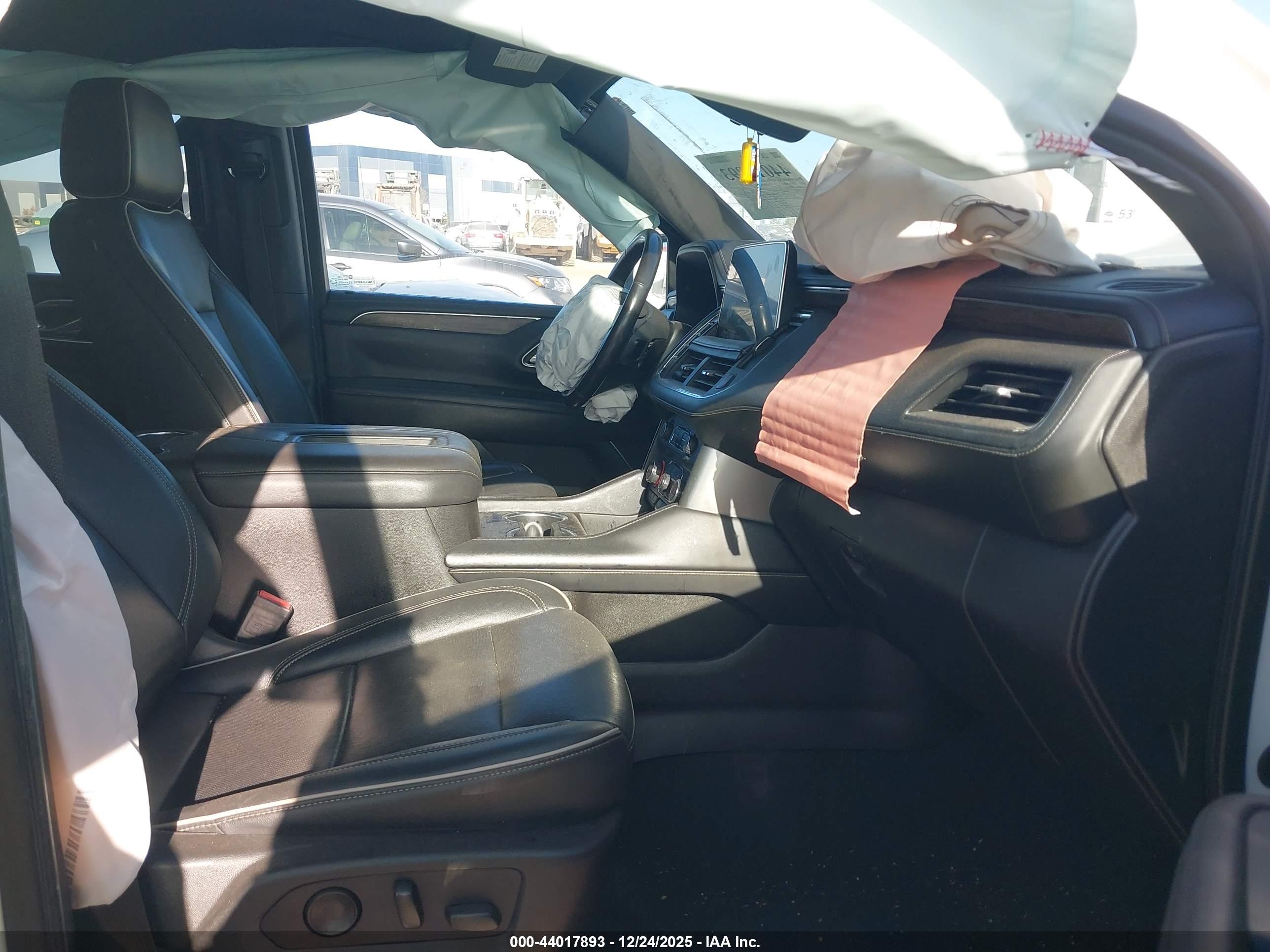 CHEVROLET SUBURBAN image 5