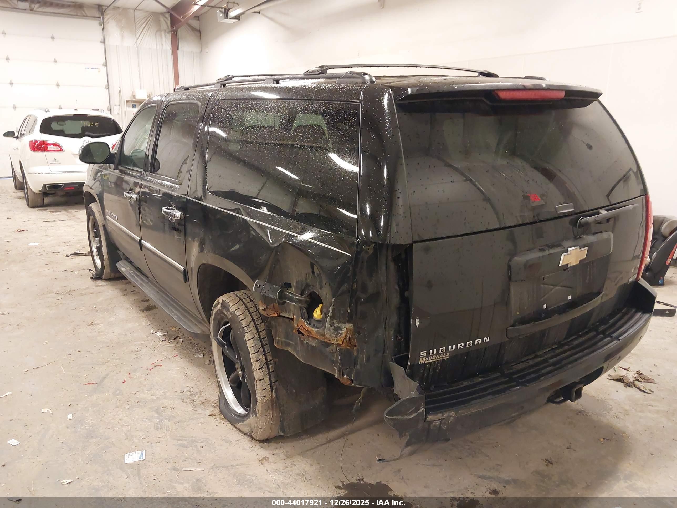 CHEVROLET SUBURBAN image 3