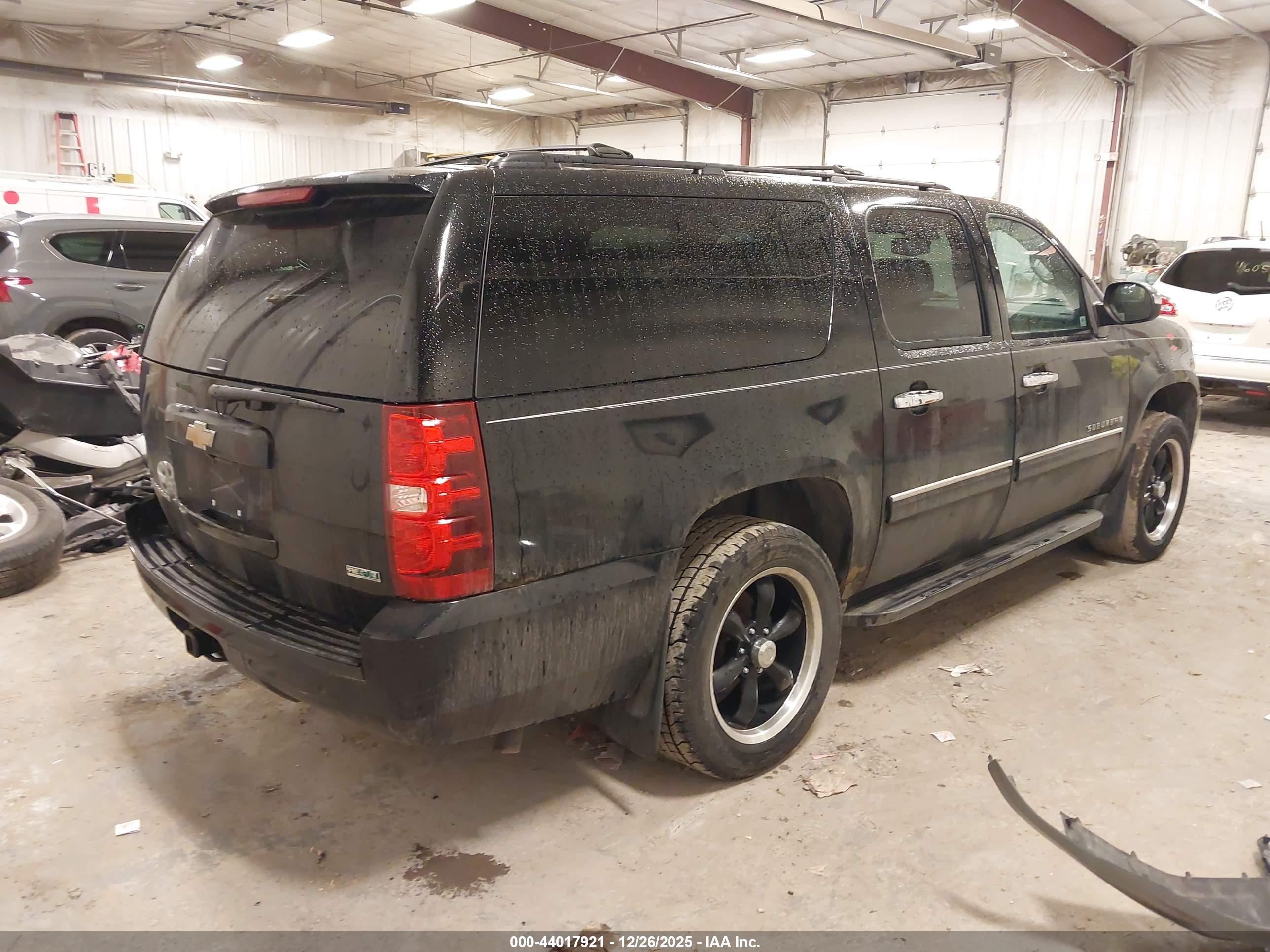 CHEVROLET SUBURBAN image 4