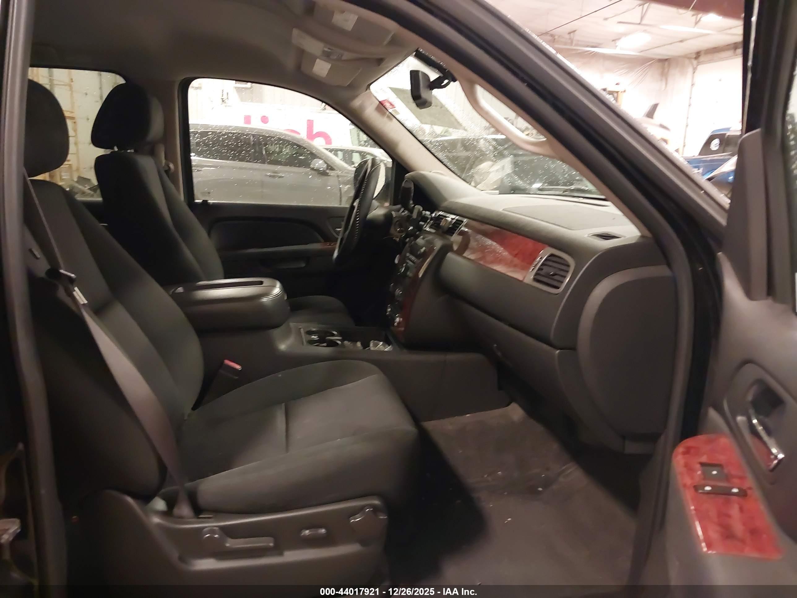 CHEVROLET SUBURBAN image 5