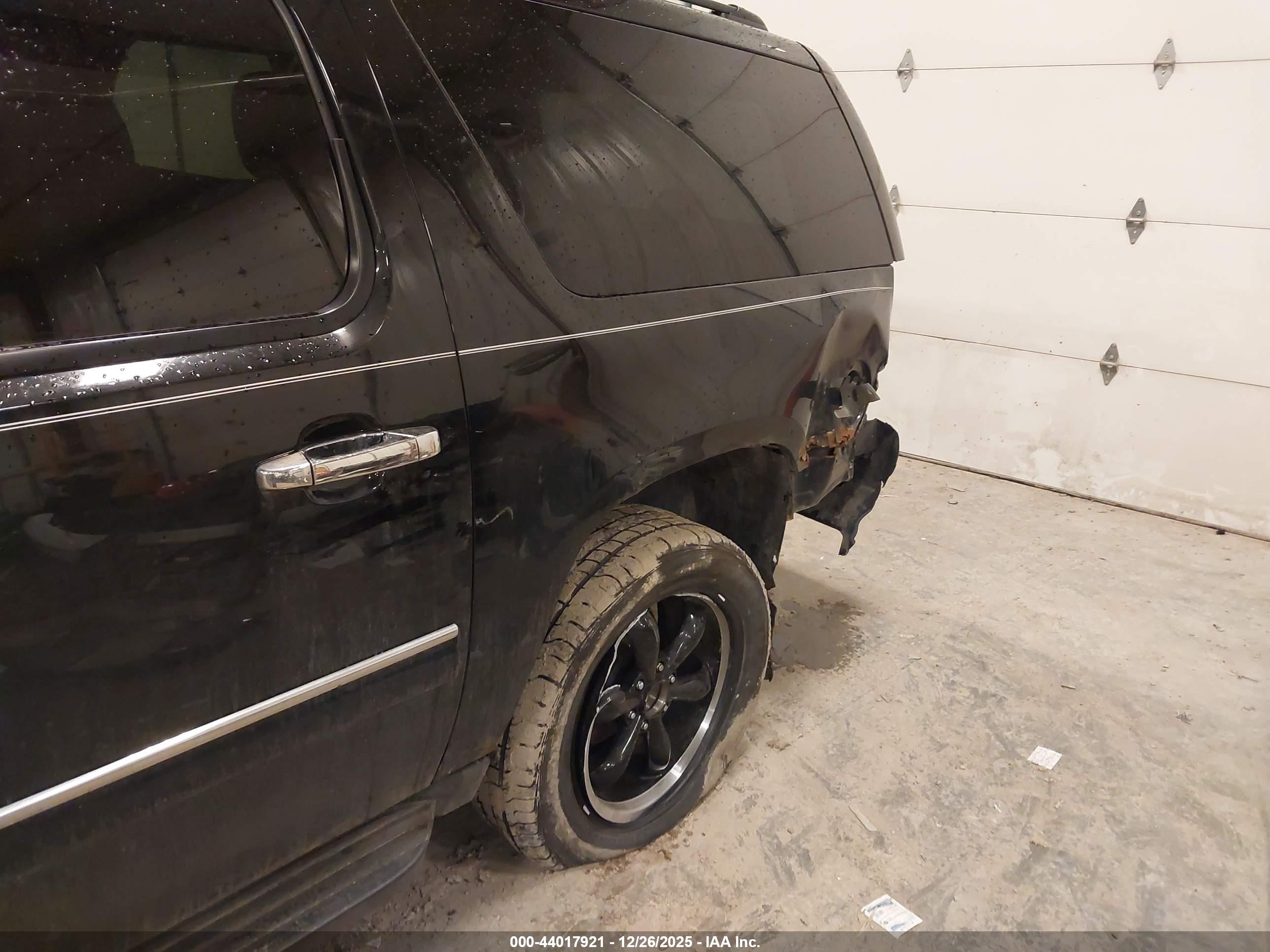 CHEVROLET SUBURBAN image 6