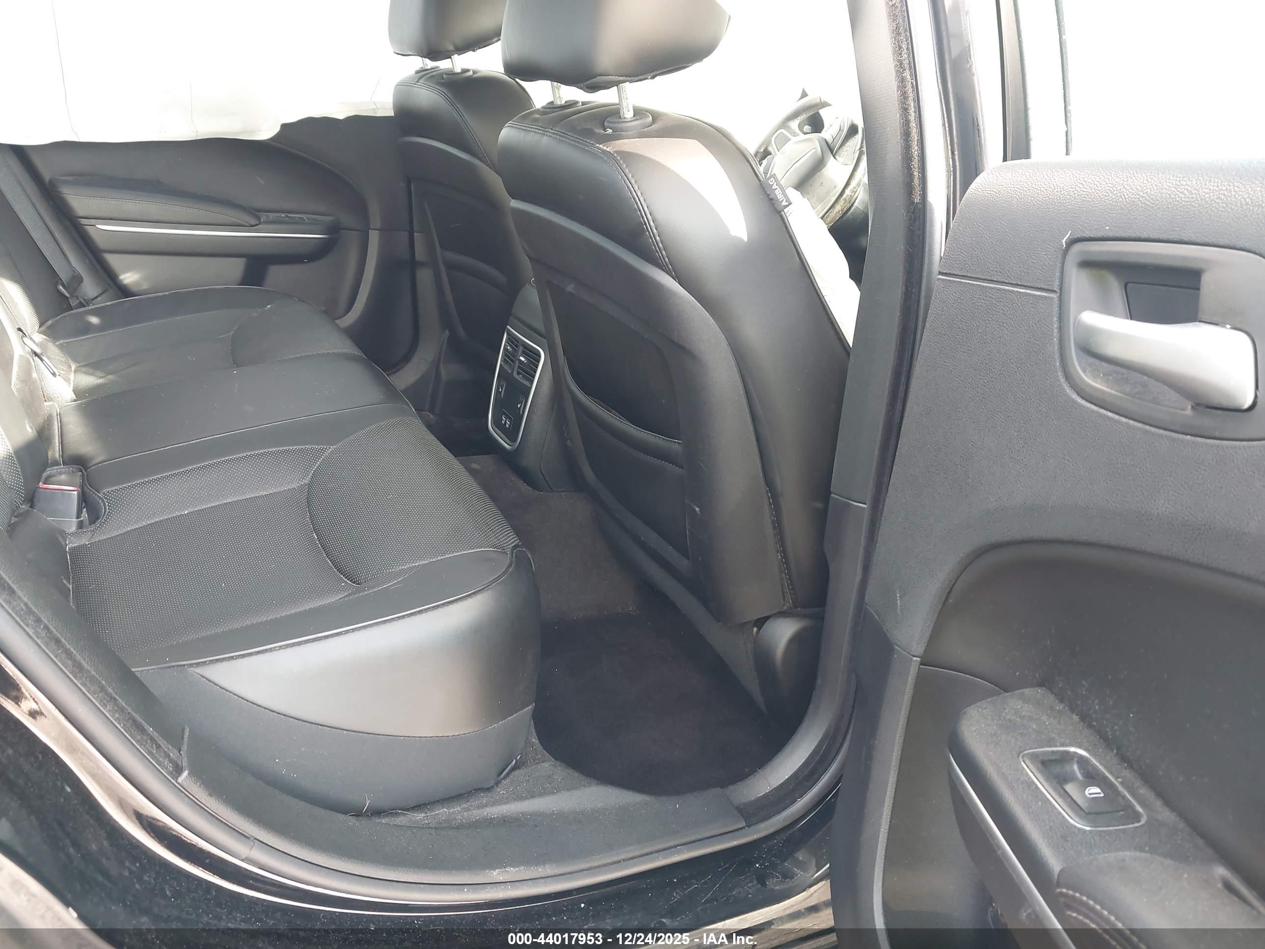 CHRYSLER 300 image 8